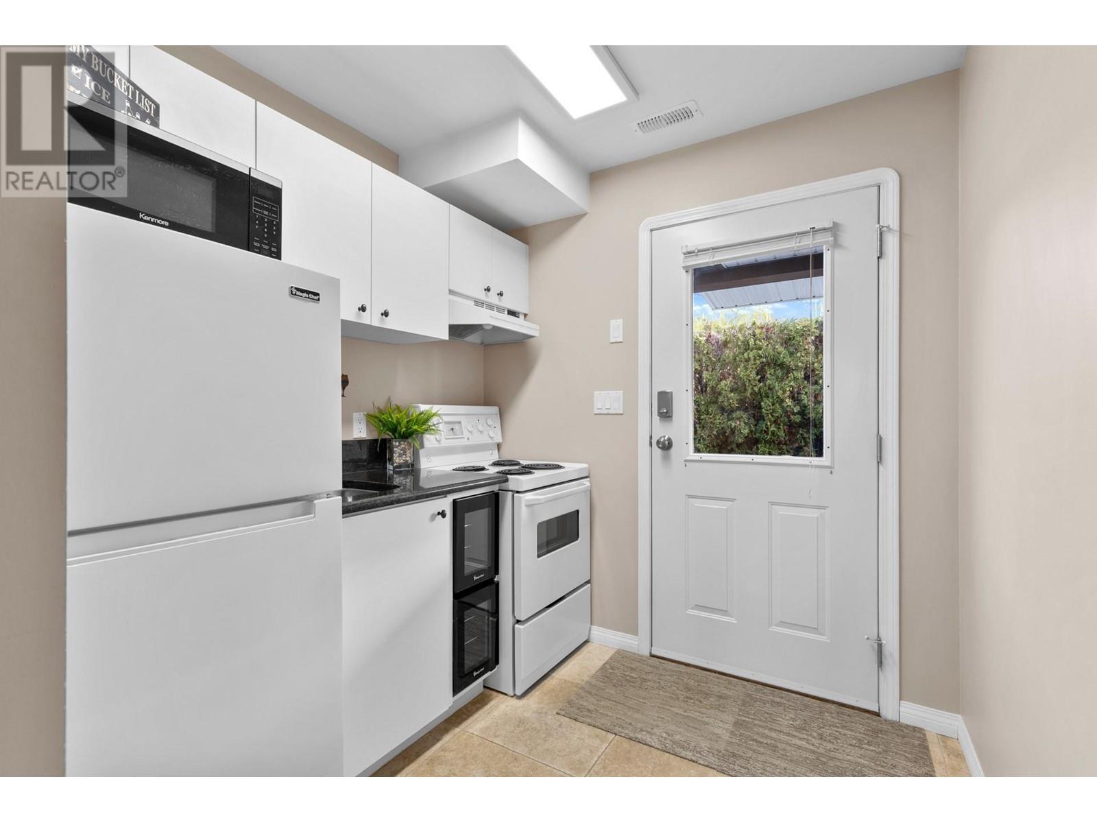 7115 Tronson Road, Vernon, BC - Indoor Photo Showing Kitchen