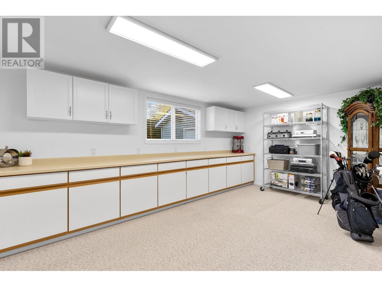 7115 Tronson Road, Vernon, BC - Indoor Photo Showing Kitchen