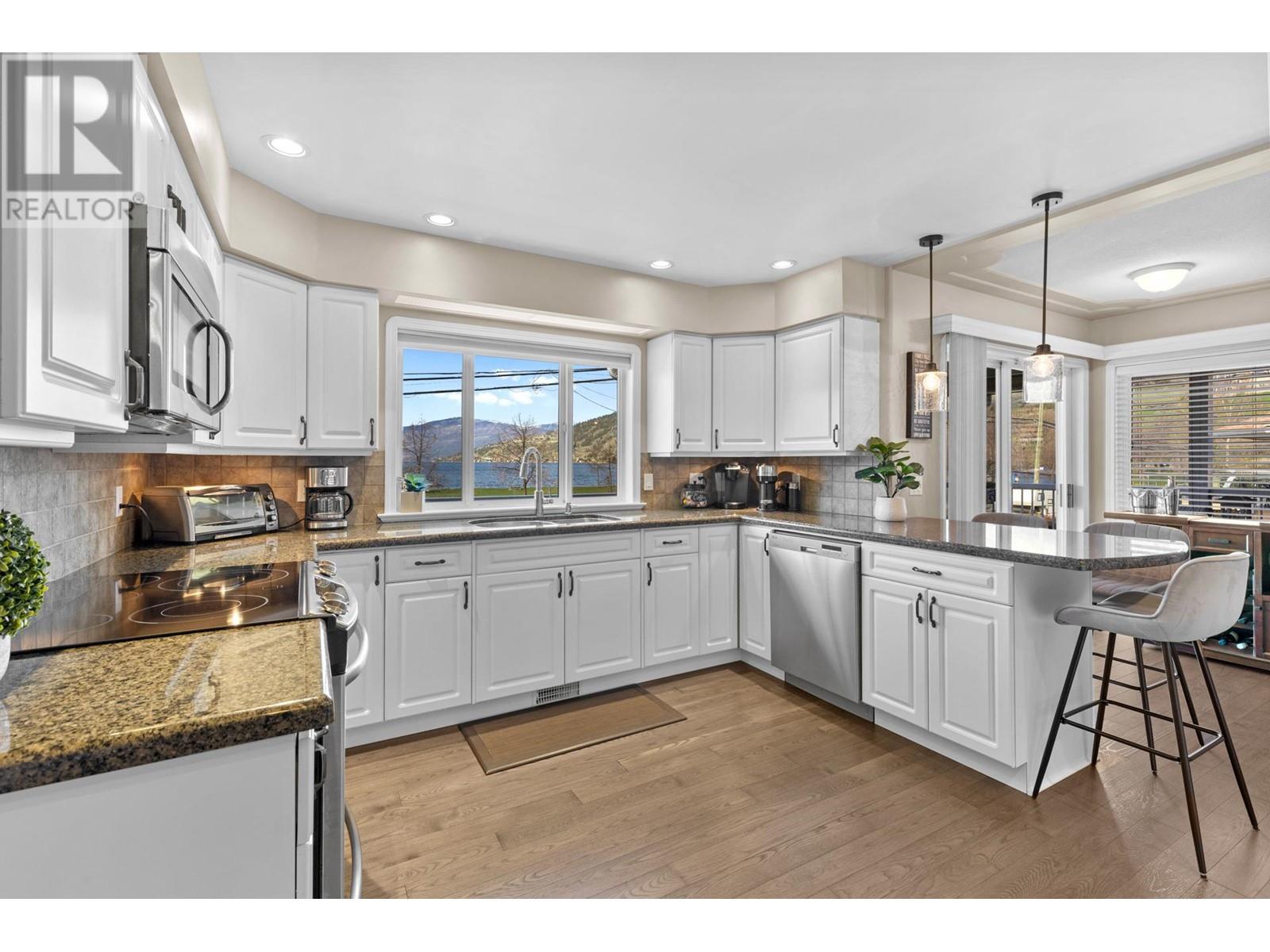 7115 Tronson Road, Vernon, BC - Indoor Photo Showing Kitchen With Double Sink With Upgraded Kitchen