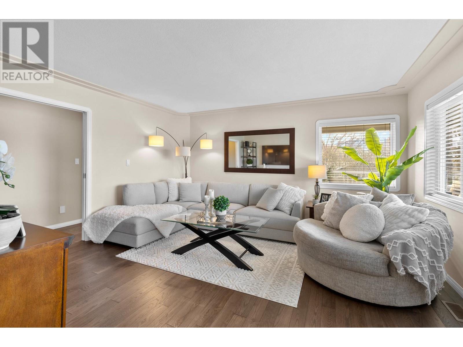 7115 Tronson Road, Vernon, BC - Indoor Photo Showing Living Room