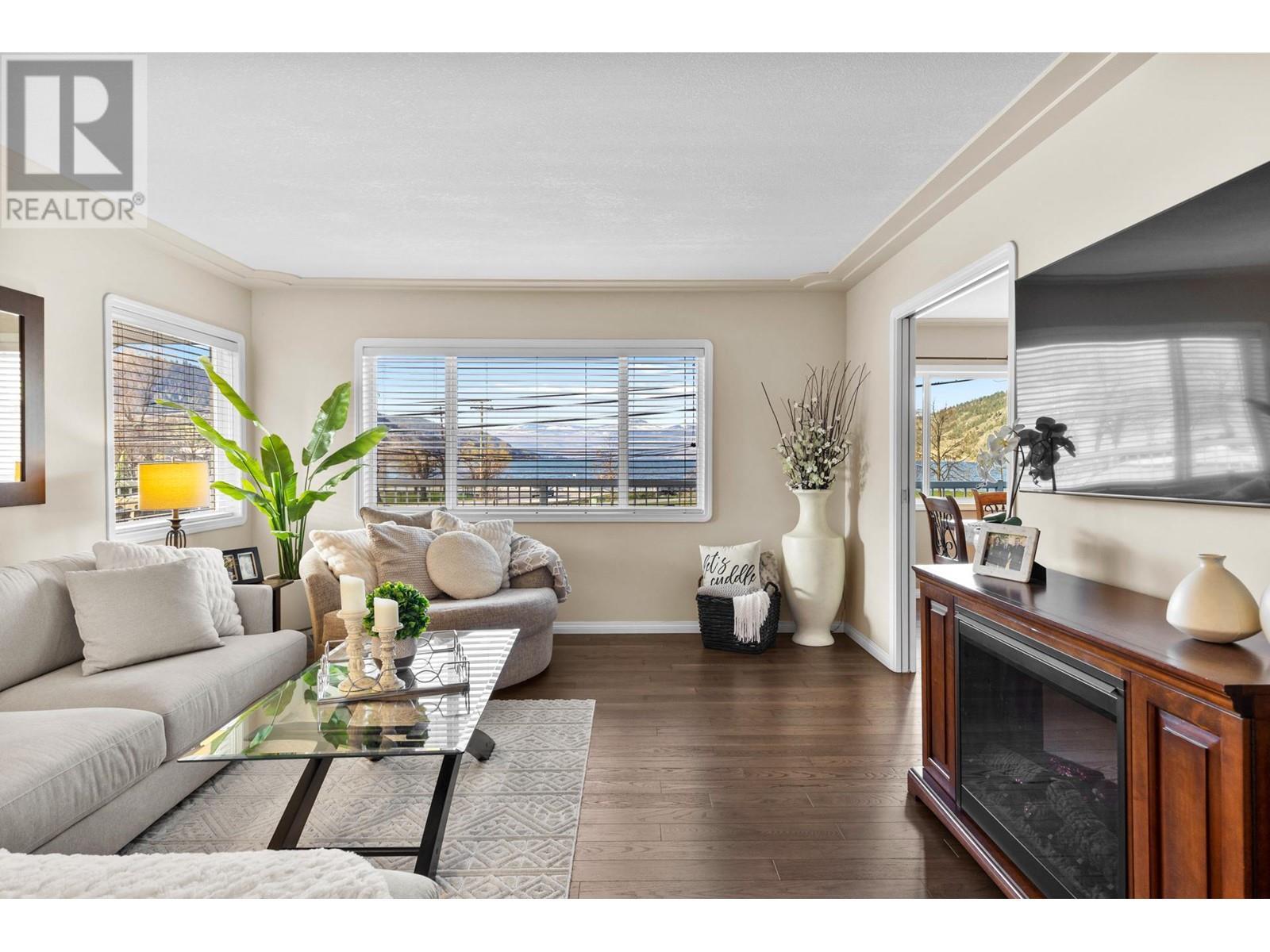 7115 Tronson Road, Vernon, BC - Indoor Photo Showing Living Room