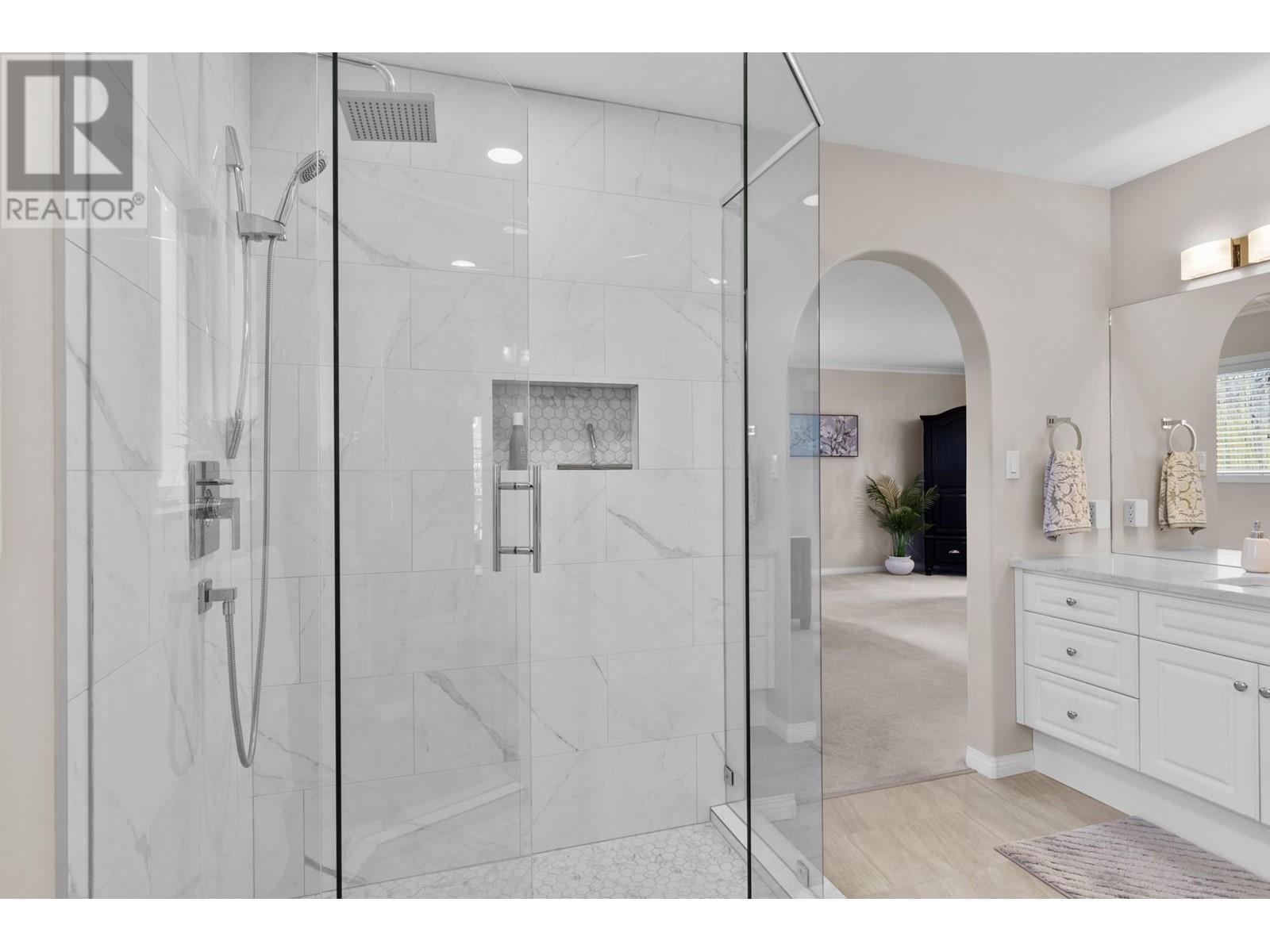 7115 Tronson Road, Vernon, BC - Indoor Photo Showing Bathroom