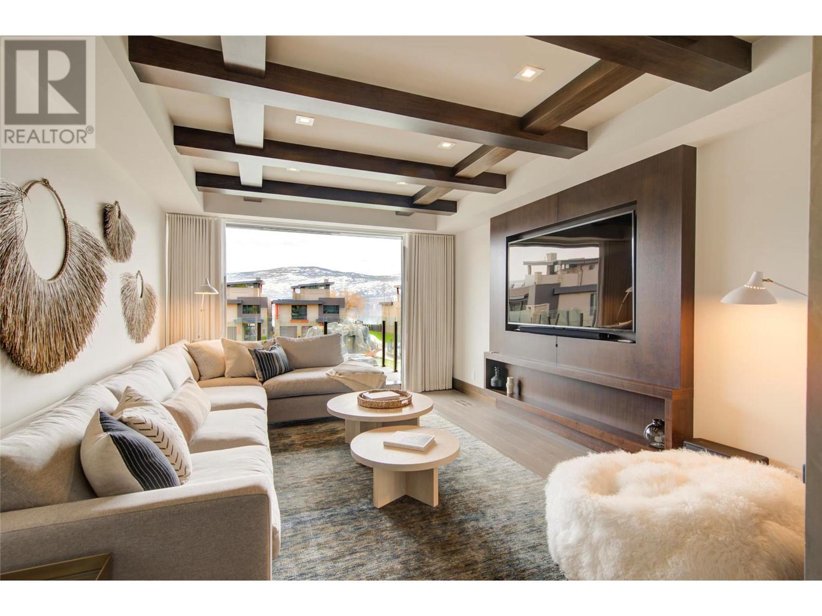 3745 West Bay Road Unit# 14, West Kelowna, BC - Indoor Photo Showing Living Room