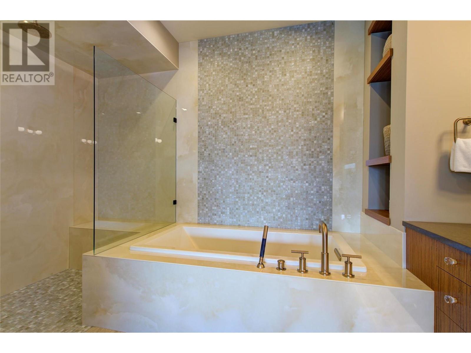 3745 West Bay Road Unit# 14, West Kelowna, BC - Indoor Photo Showing Bathroom