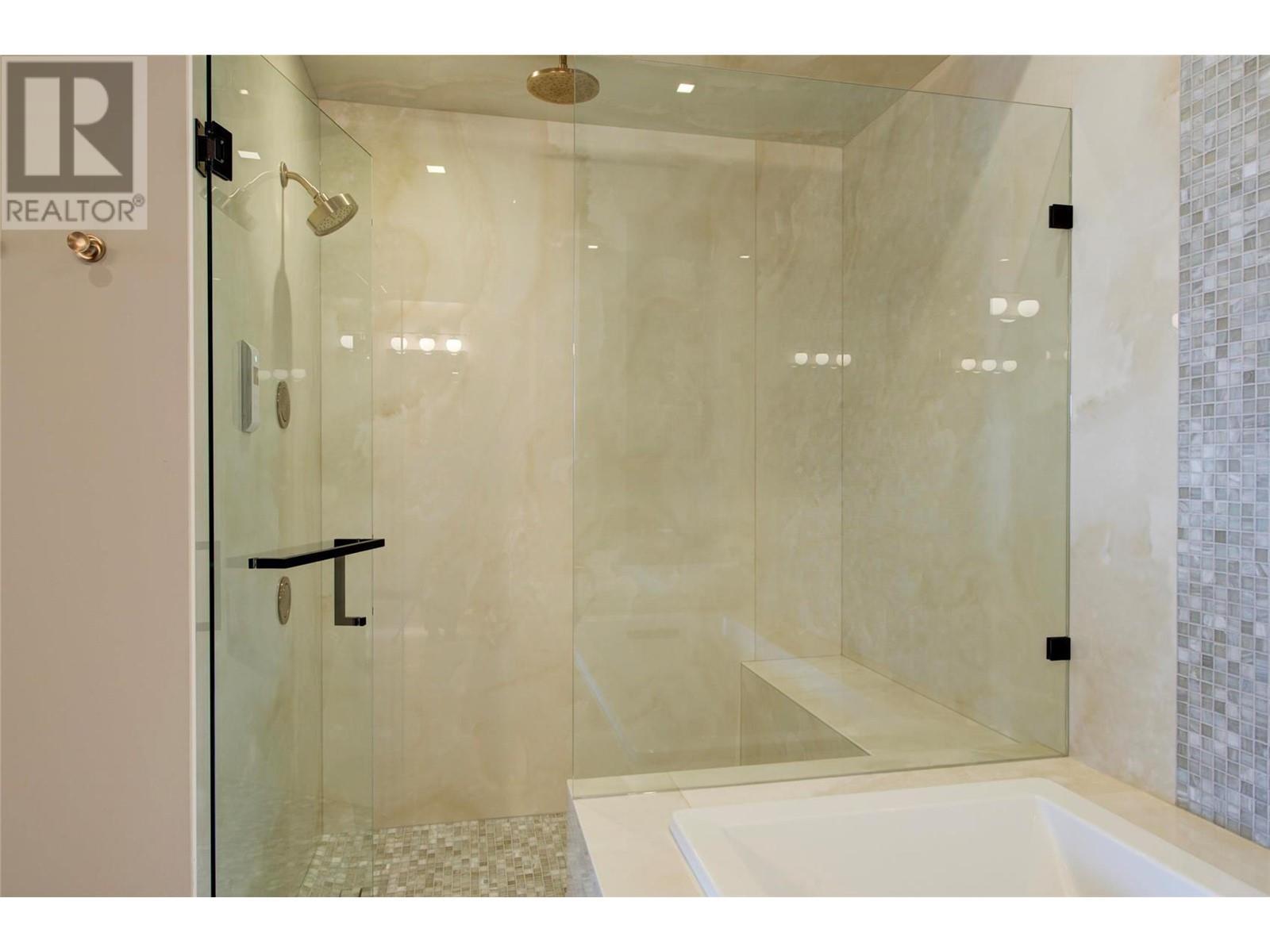 3745 West Bay Road Unit# 14, West Kelowna, BC - Indoor Photo Showing Bathroom