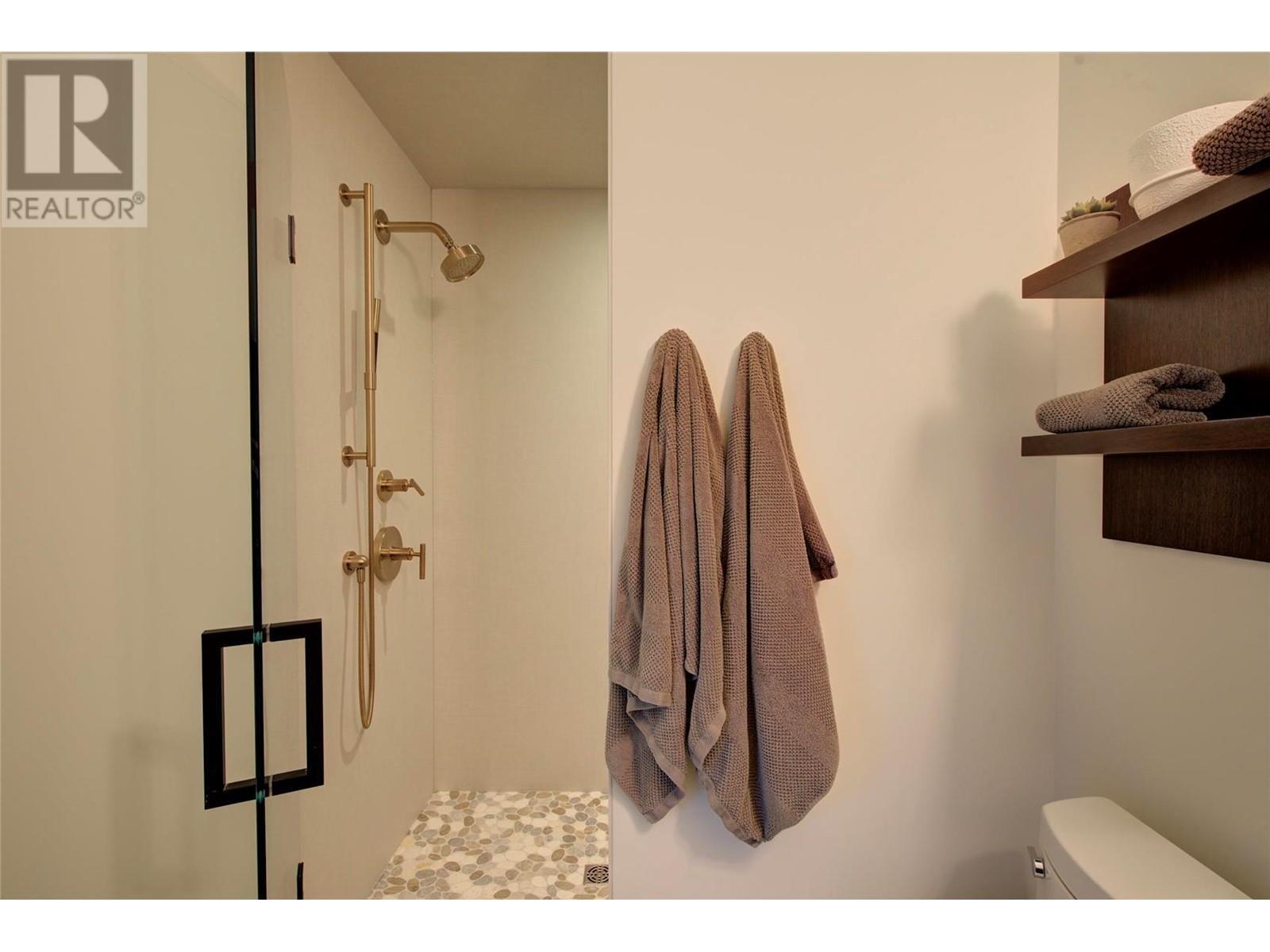 3745 West Bay Road Unit# 14, West Kelowna, BC - Indoor Photo Showing Bathroom