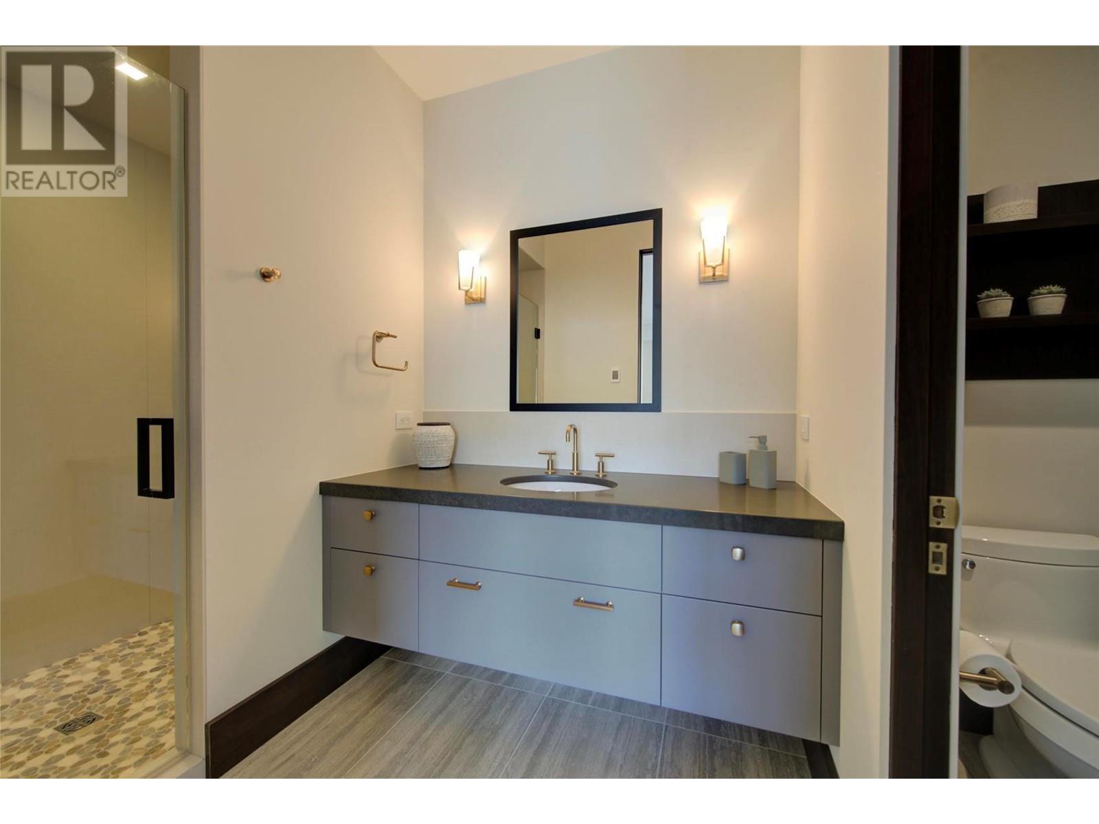 3745 West Bay Road Unit# 14, West Kelowna, BC - Indoor Photo Showing Bathroom