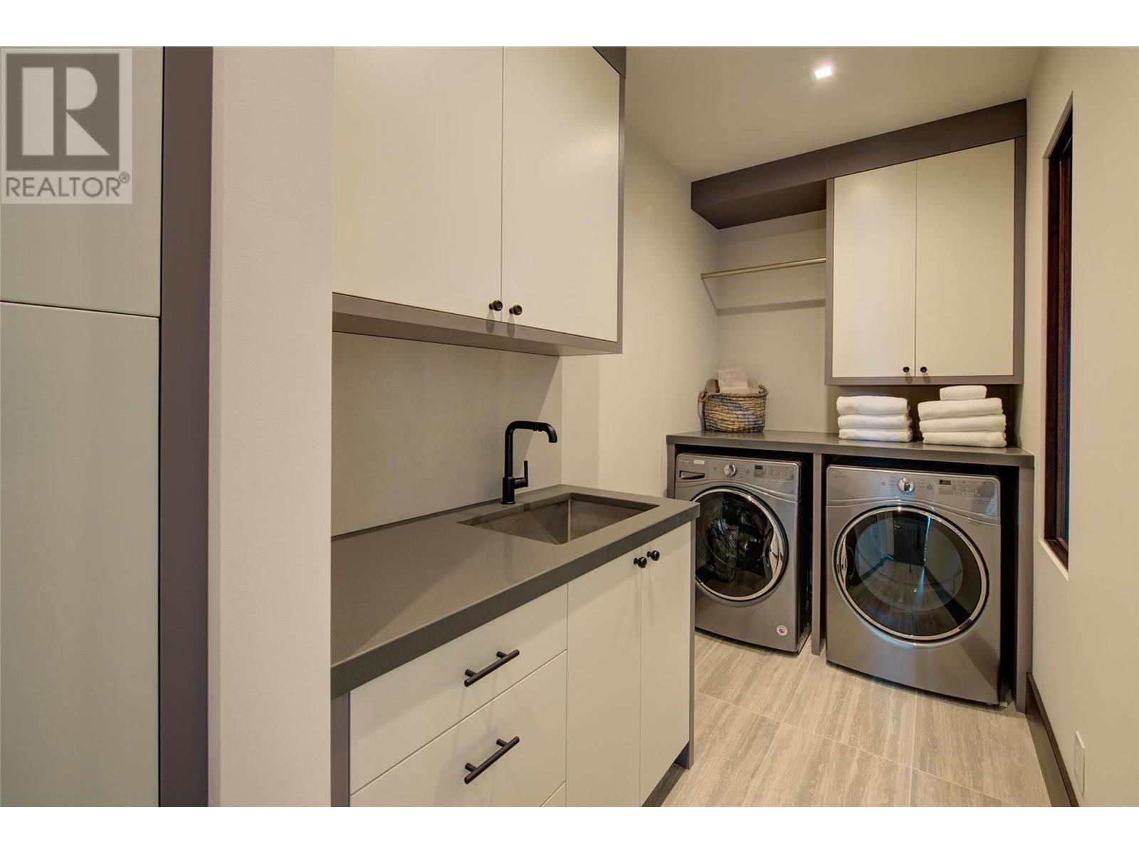 3745 West Bay Road Unit# 14, West Kelowna, BC - Indoor Photo Showing Laundry Room