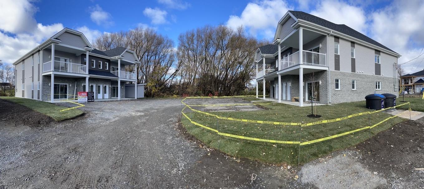 Frontage - 47 - 51 Carré Gerry-Butt, Salaberry-De-Valleyfield, QC - Outdoor