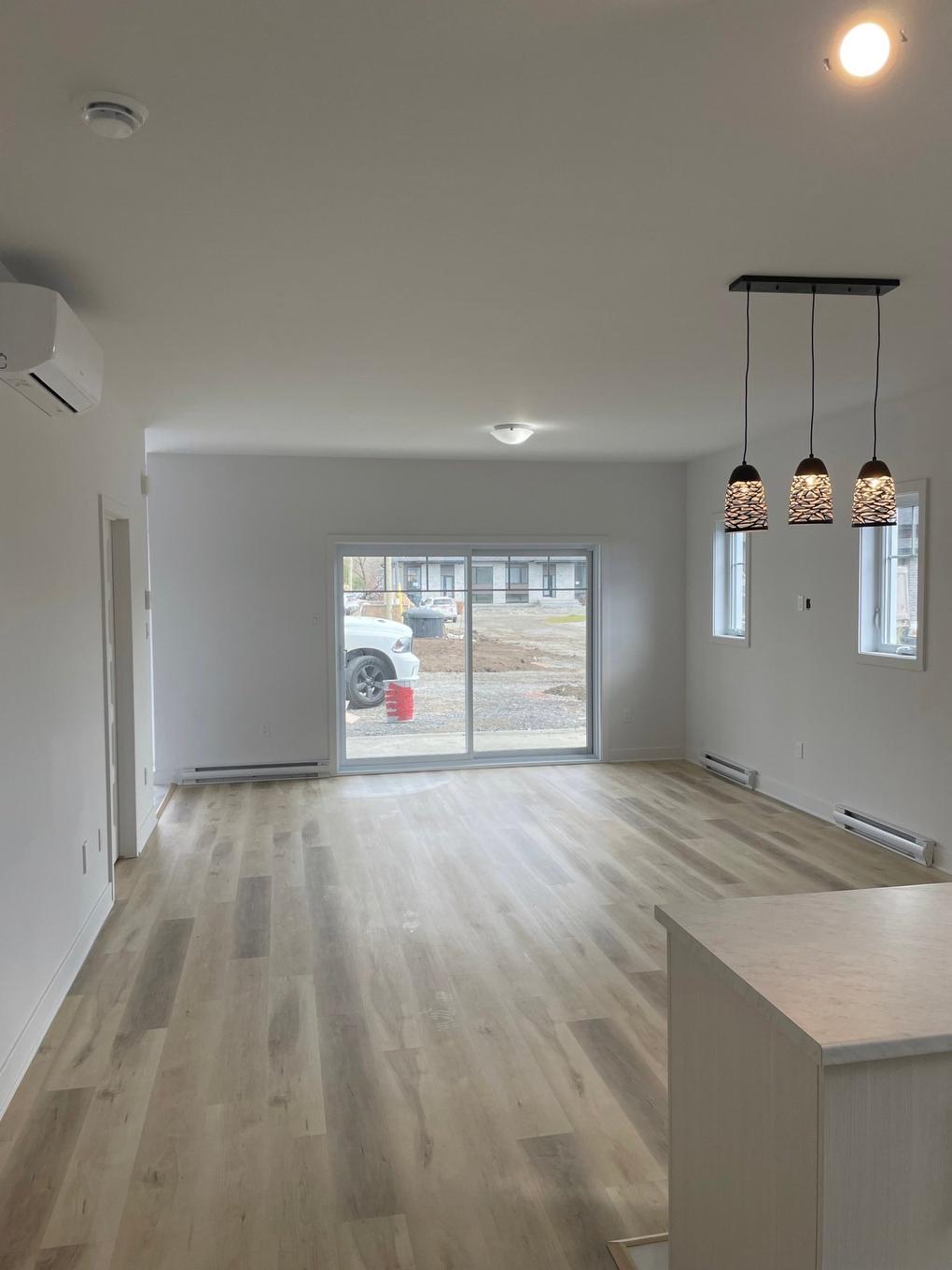 Living room - 47 - 51 Carré Gerry-Butt, Salaberry-De-Valleyfield, QC - Indoor Photo Showing Other Room