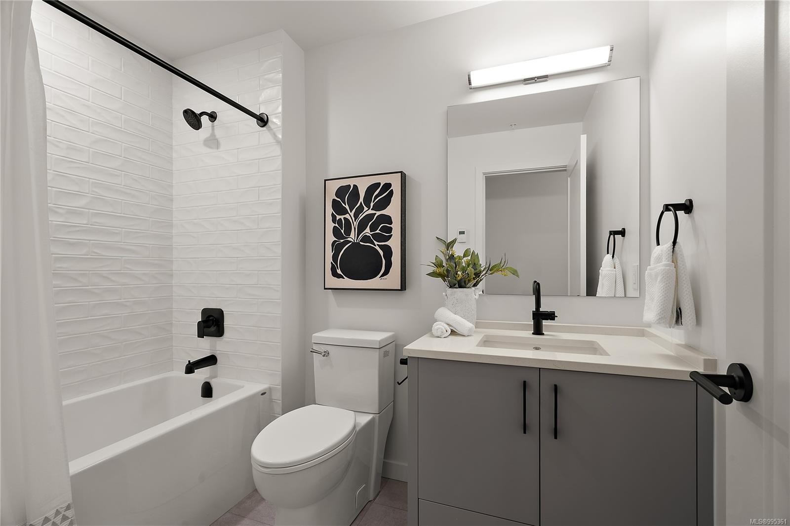 B304-1102 Esquimalt Rd, Esquimalt, BC - Indoor Photo Showing Bathroom