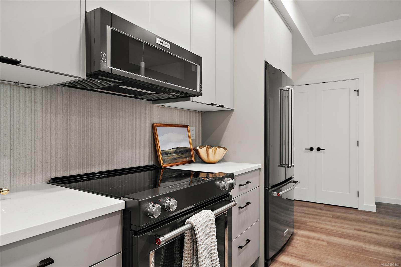 B304-1102 Esquimalt Rd, Esquimalt, BC - Indoor Photo Showing Kitchen
