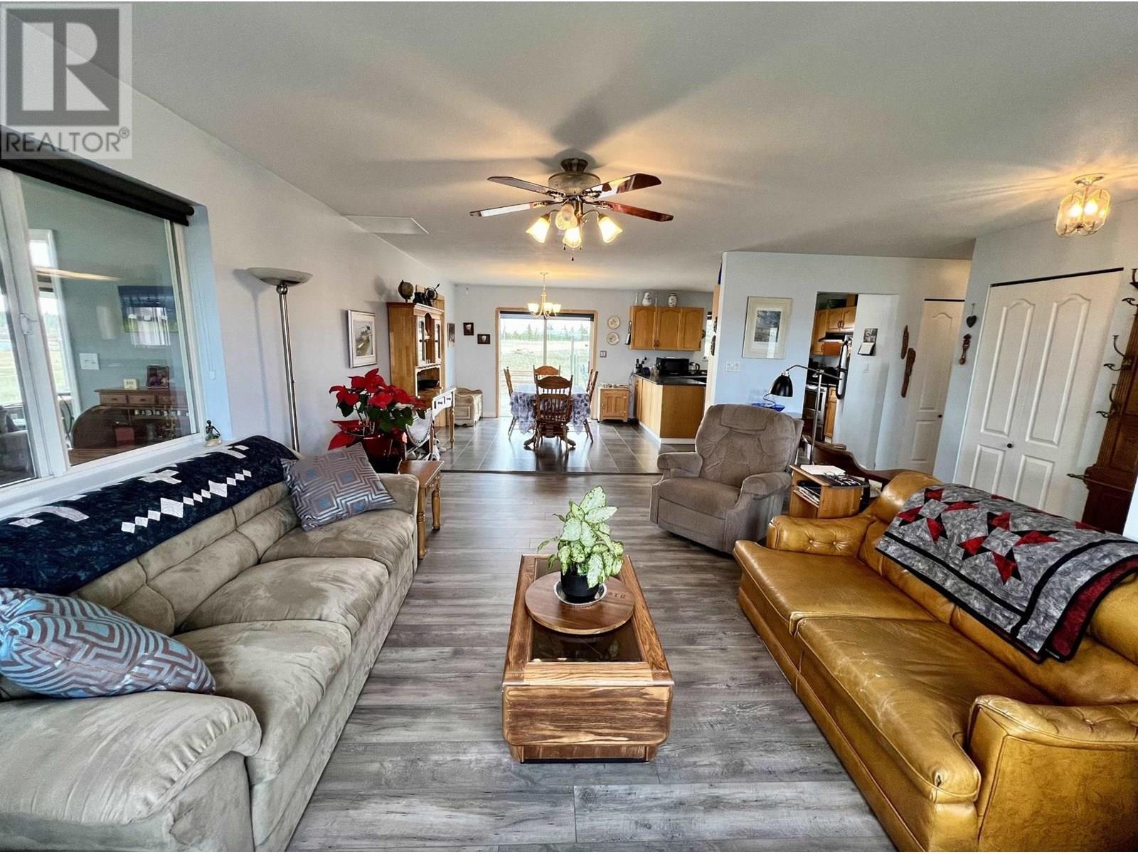 5028 Abel Lake Road, 100 Mile House, BC - Indoor Photo Showing Living Room