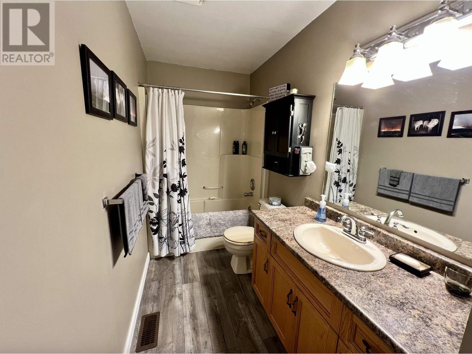 5028 Abel Lake Road, 100 Mile House, BC - Indoor Photo Showing Bathroom