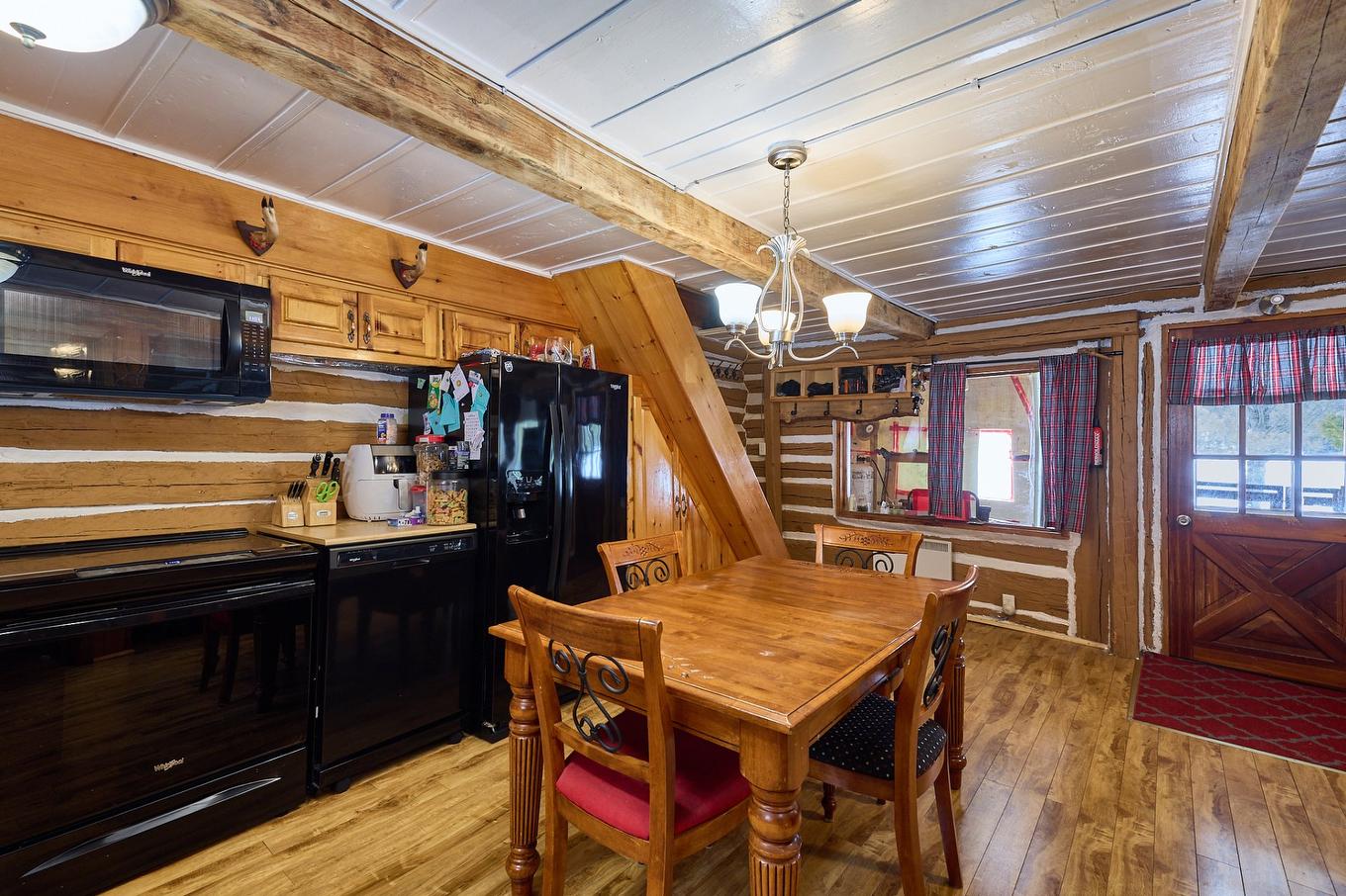 Cuisine - 377 Ch. Lac-Léon, Saint-Donat, QC - Indoor Photo Showing Dining Room