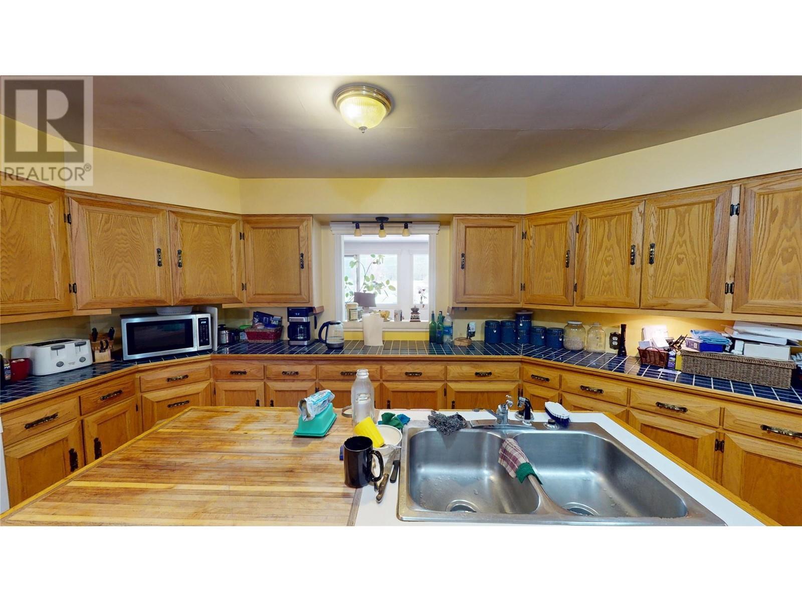 2325 Wardner Fort Steele Road, Fort Steele, BC - Indoor Photo Showing Kitchen With Double Sink