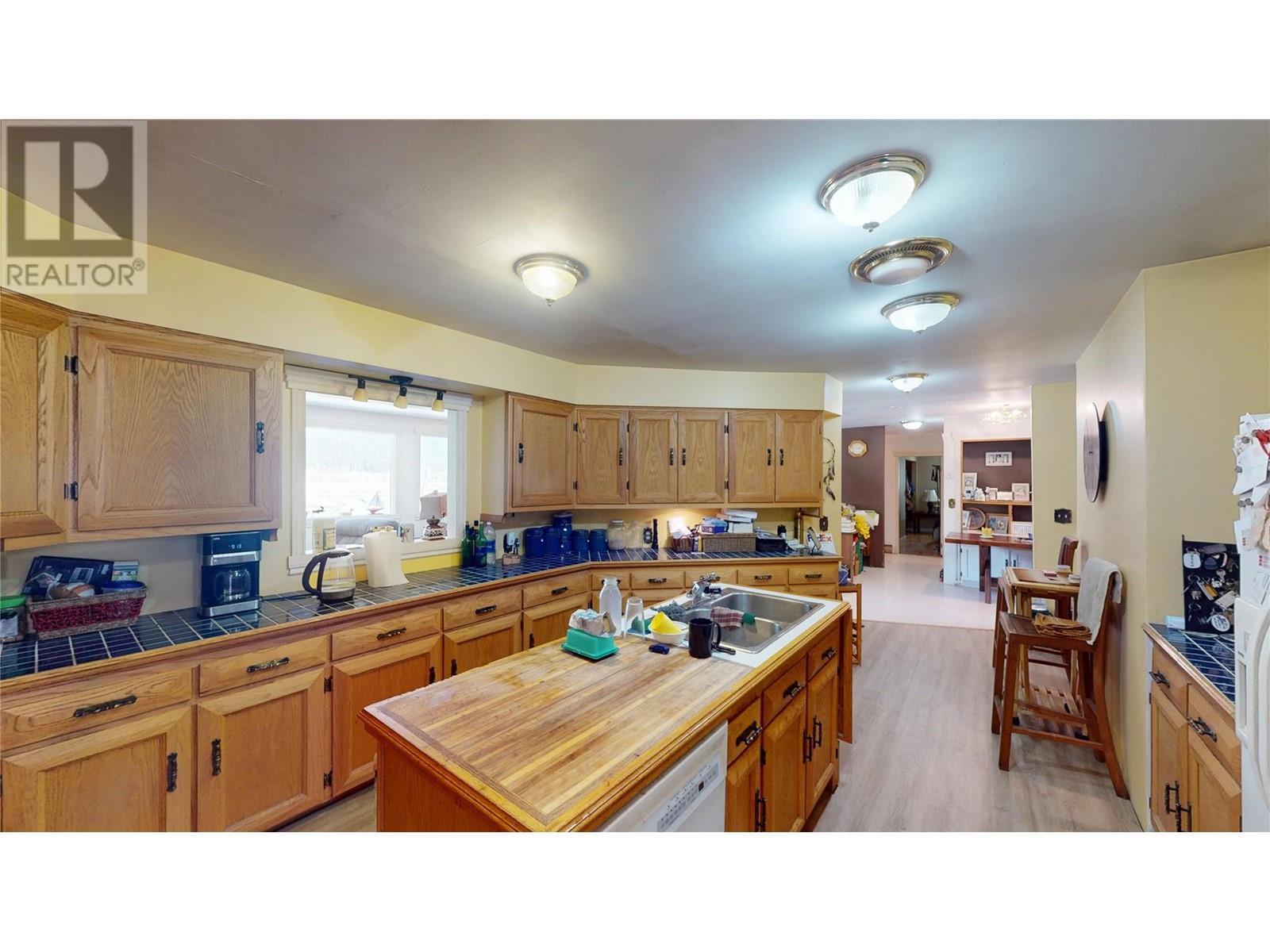 2325 Wardner Fort Steele Road, Fort Steele, BC - Indoor Photo Showing Kitchen With Double Sink