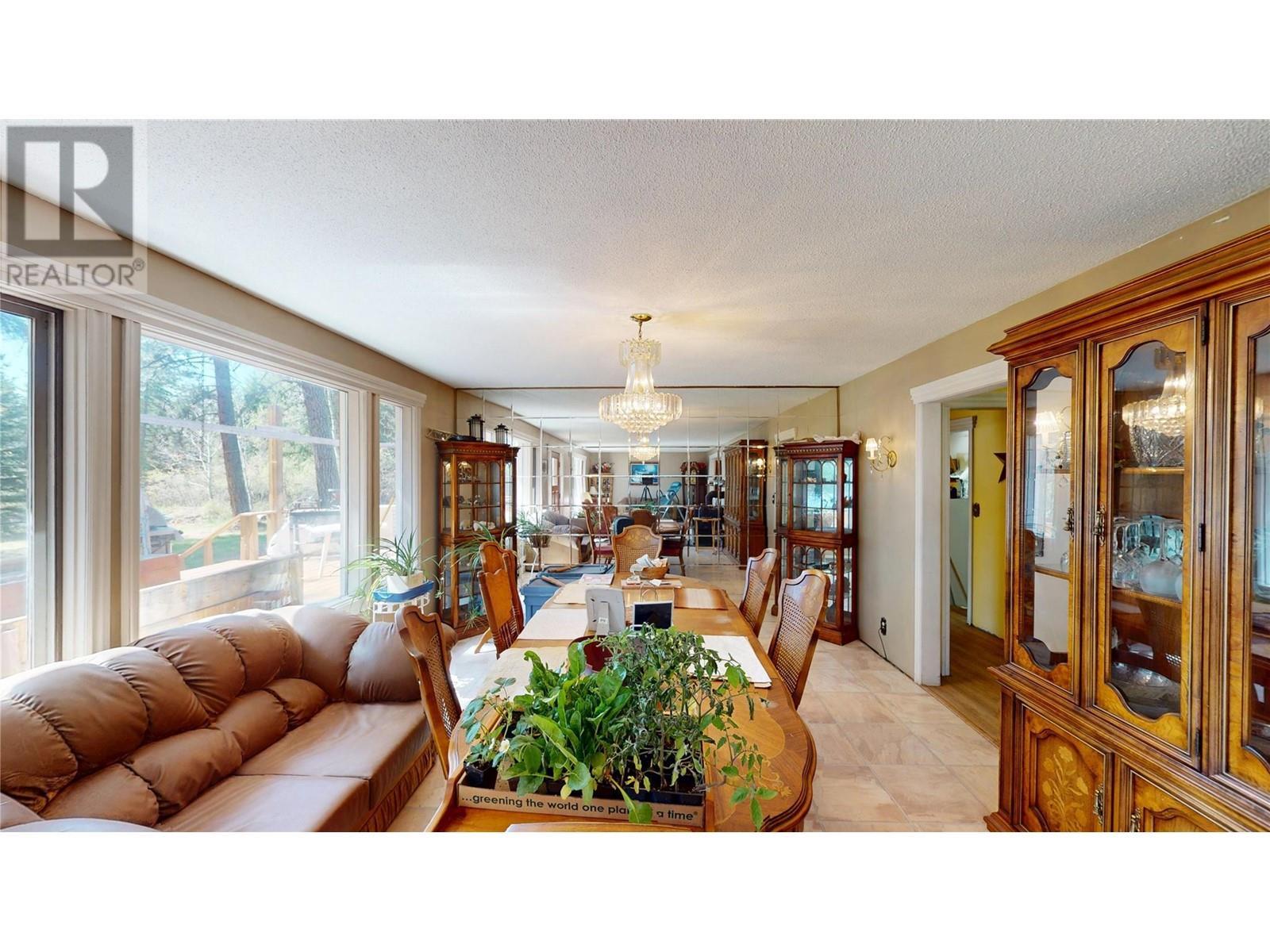 2325 Wardner Fort Steele Road, Fort Steele, BC - Indoor Photo Showing Living Room