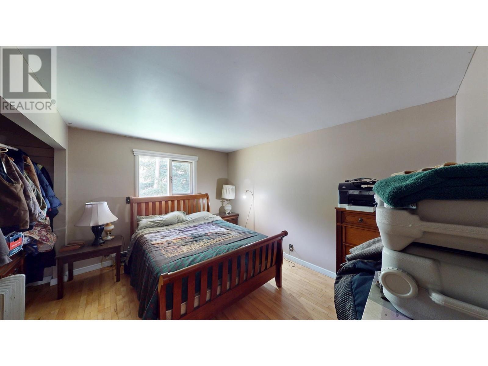 2325 Wardner Fort Steele Road, Fort Steele, BC - Indoor Photo Showing Bedroom