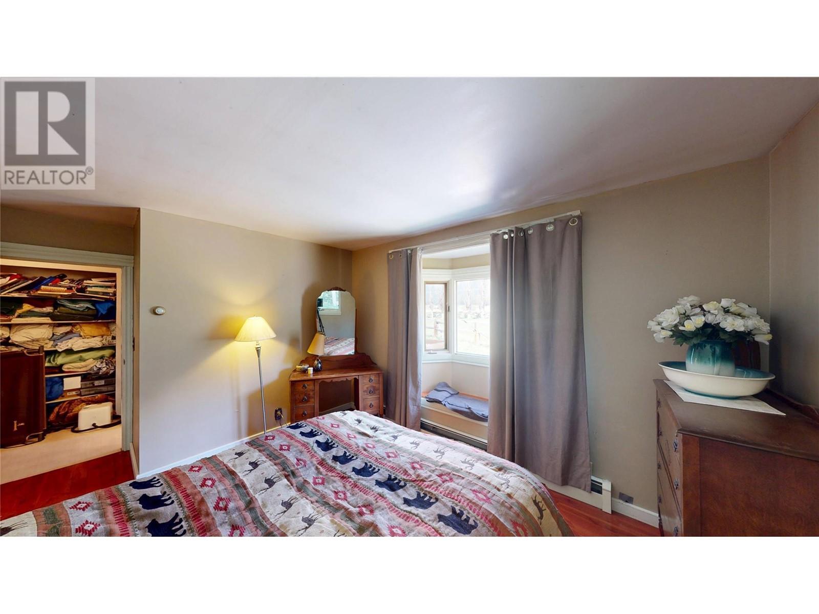 2325 Wardner Fort Steele Road, Fort Steele, BC - Indoor Photo Showing Bedroom