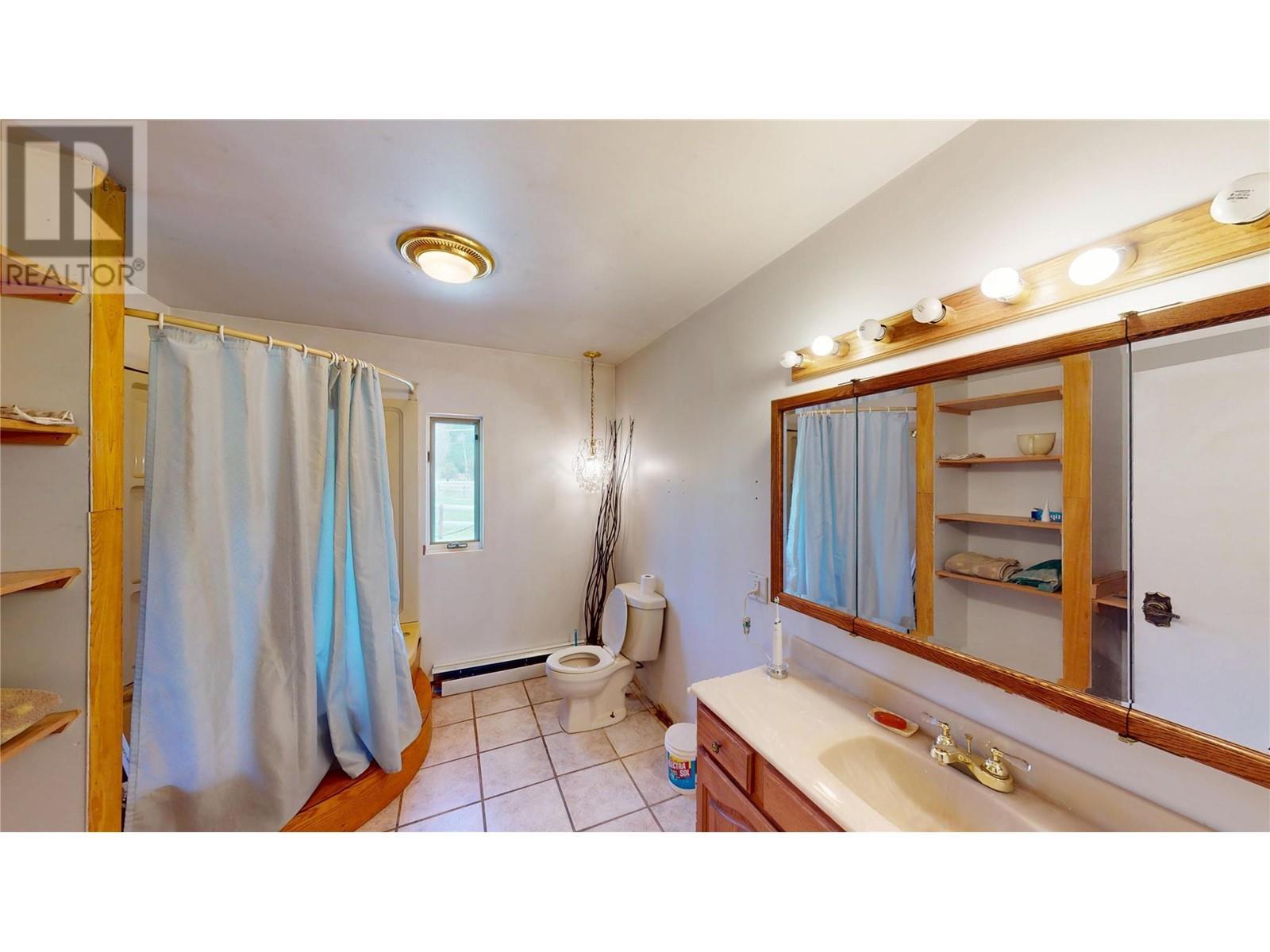 2325 Wardner Fort Steele Road, Fort Steele, BC - Indoor Photo Showing Bathroom