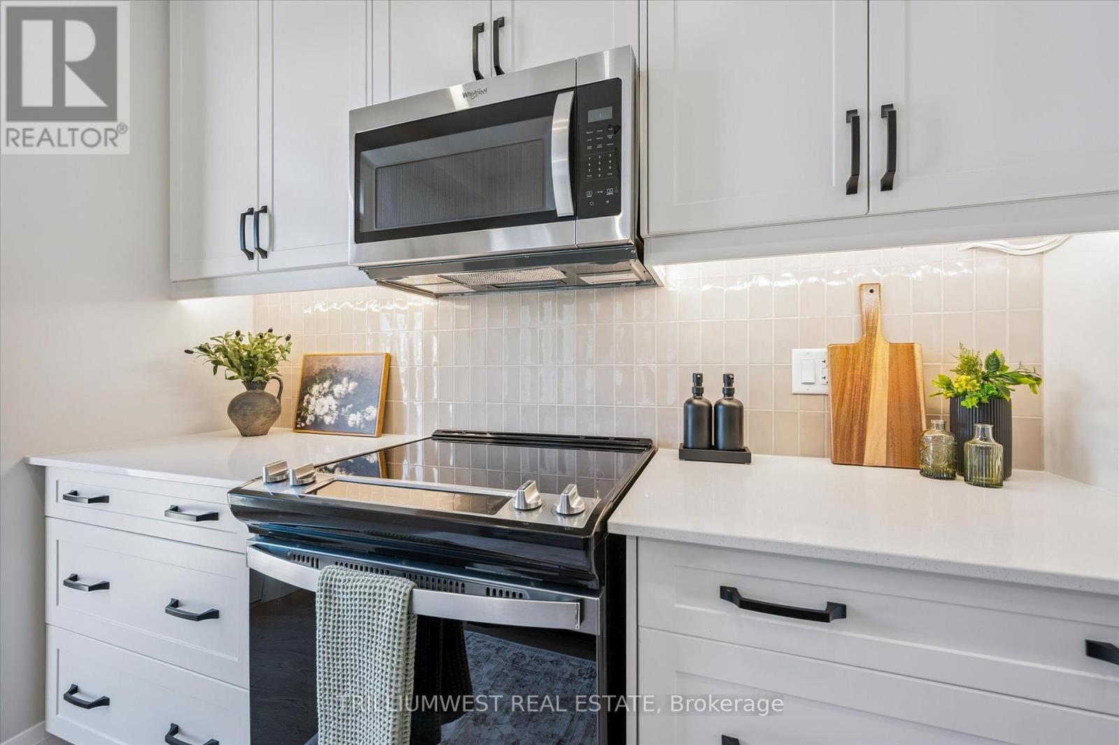 113 Catherine Street, Wilmot, ON - Indoor Photo Showing Kitchen With Upgraded Kitchen