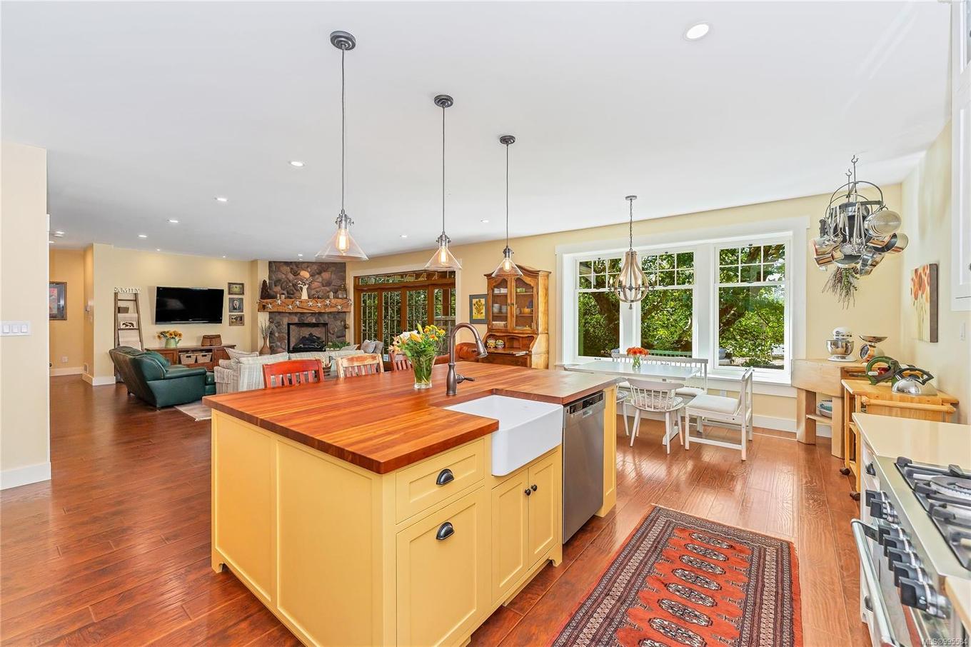 6140 Lakes Rd, Duncan, BC