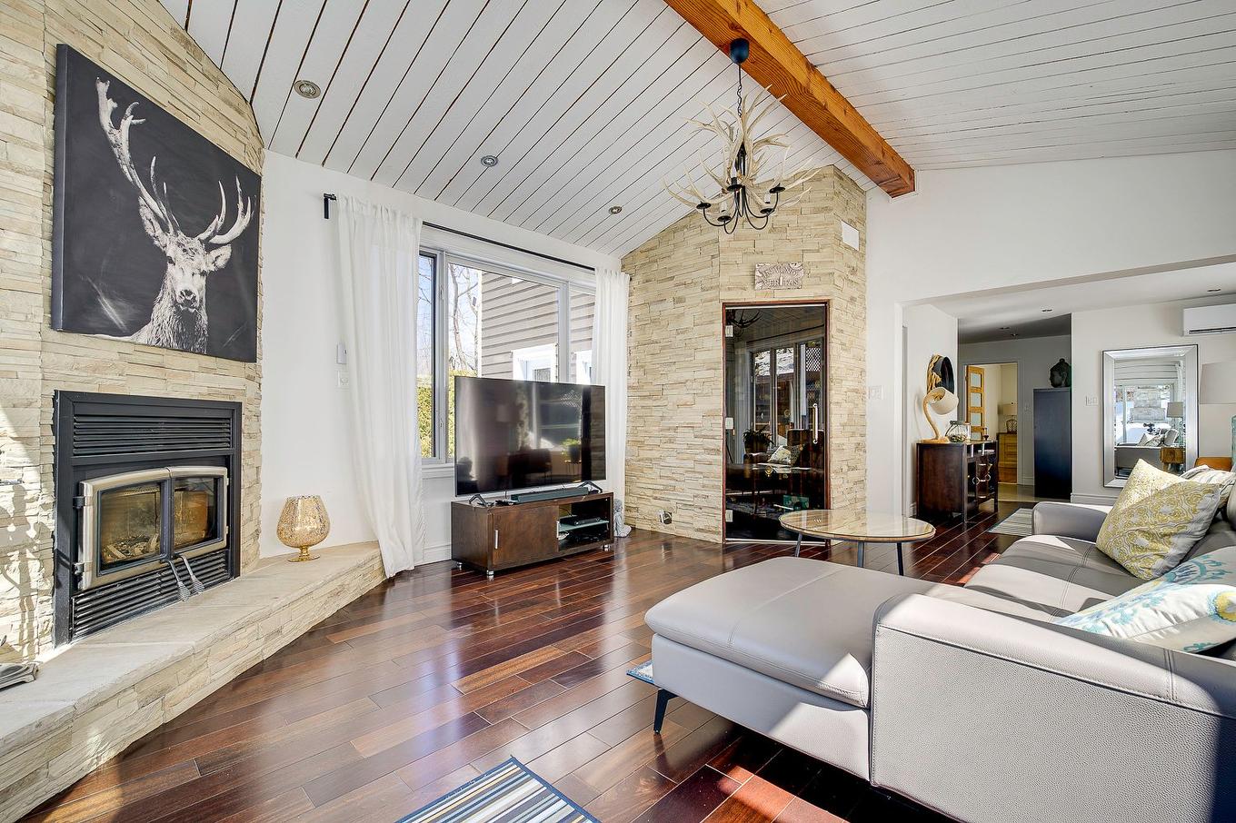 Salon - 134 Ch. Black, Mille-Isles, QC - Indoor Photo Showing Living Room With Fireplace