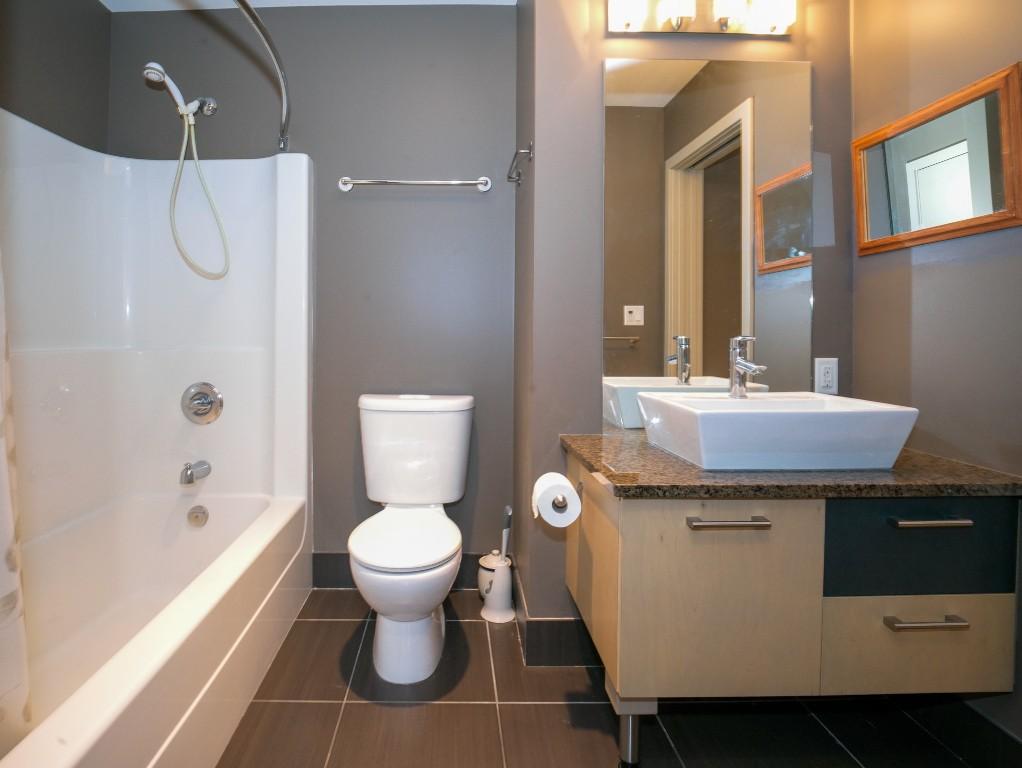 303-30 Monashee Road, Vernon, BC - Indoor Photo Showing Bathroom