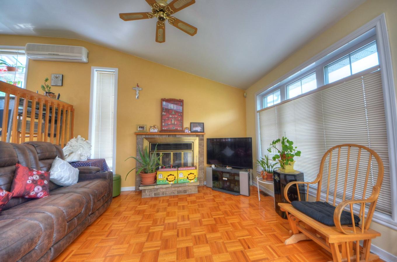 Living room - 805 Ch. Des Prairies, Brossard, QC - Indoor Photo Showing Living Room With Fireplace