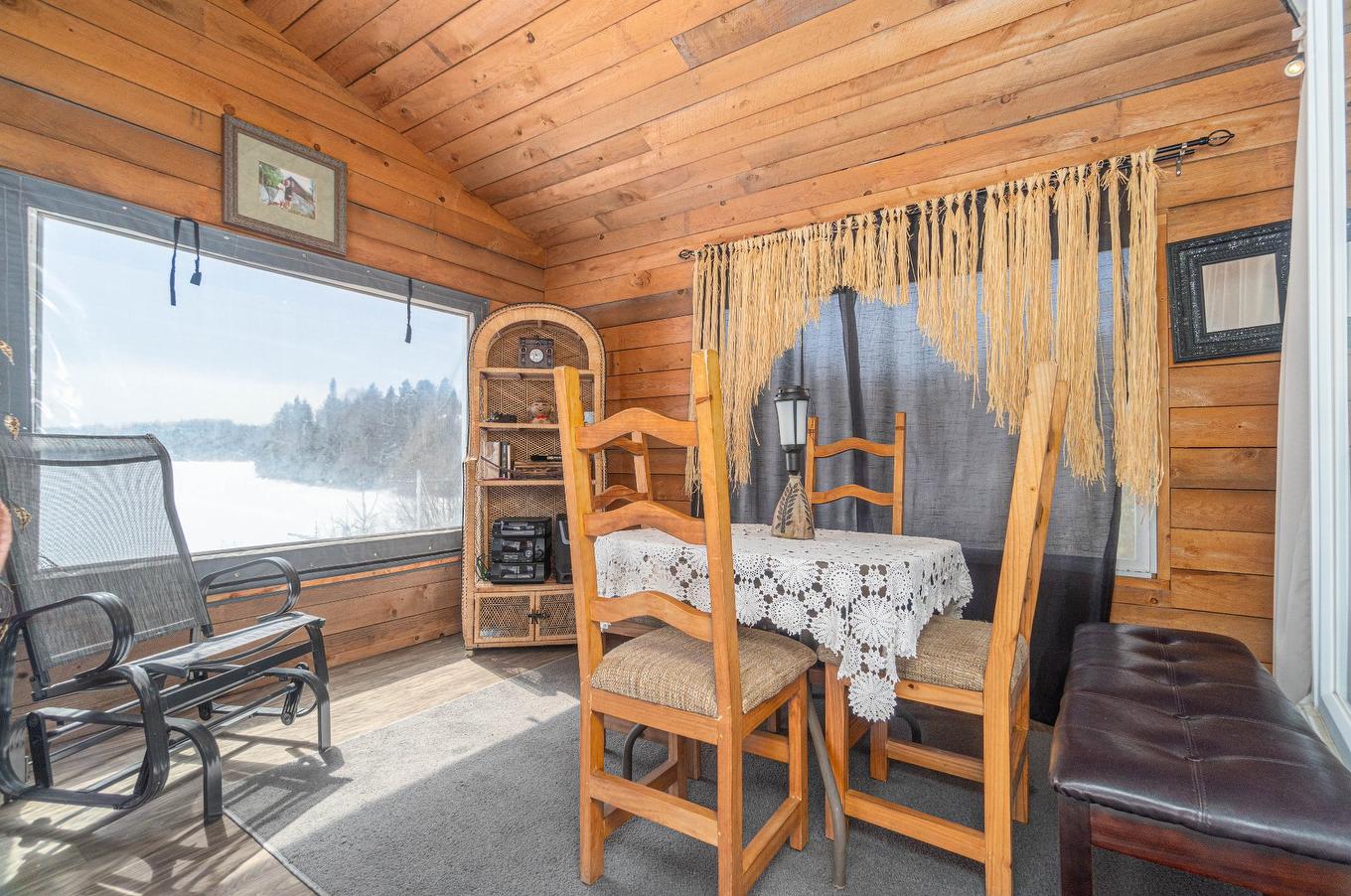 Veranda - 103 - 111 Ch. Du Lac-Aux-Bois-Francs O., Rivière-Rouge, QC - Indoor