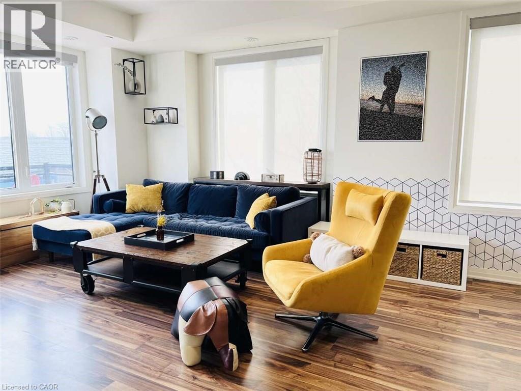 2255 Mcnab Lane Unit# 9, Mississauga, ON - Indoor Photo Showing Living Room