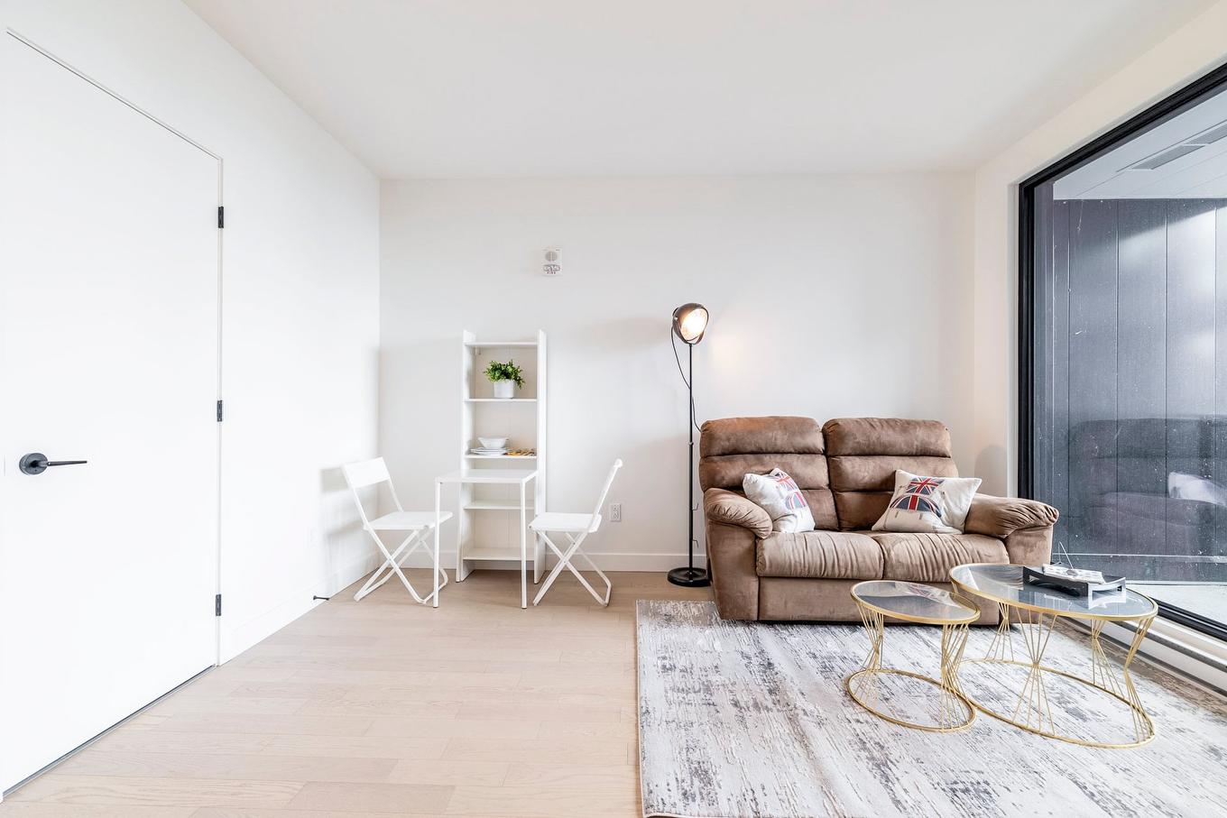 Salon - 3509-1245 Rue De Bleury, Montréal (Ville-Marie), QC - Indoor