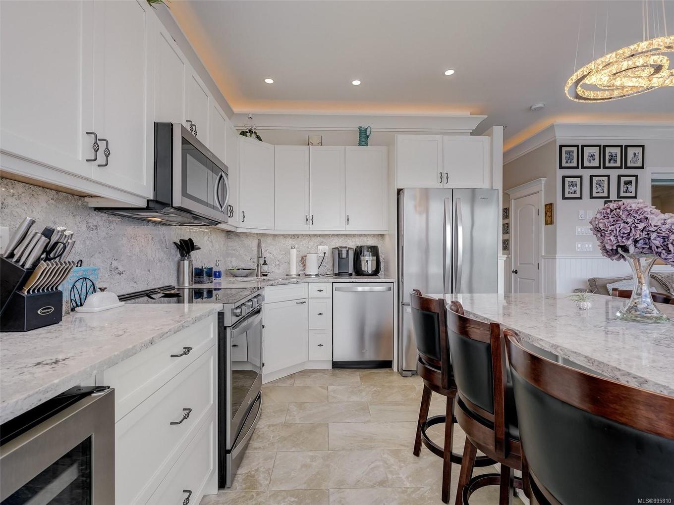 8B-1000 Sookepoint Pl, Sooke, BC - Indoor Photo Showing Kitchen With Upgraded Kitchen