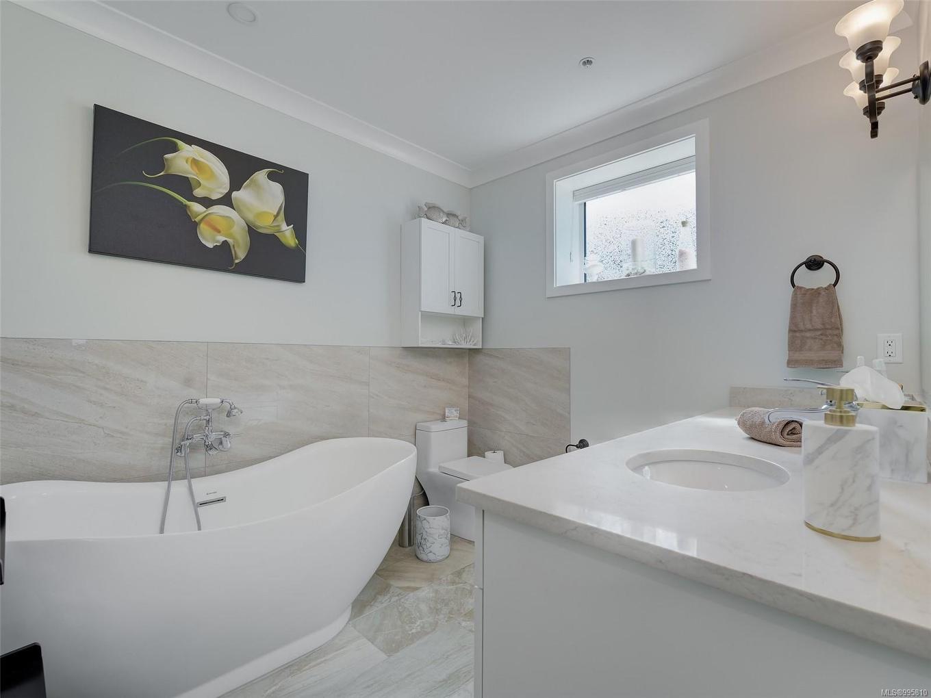 8B-1000 Sookepoint Pl, Sooke, BC - Indoor Photo Showing Bathroom