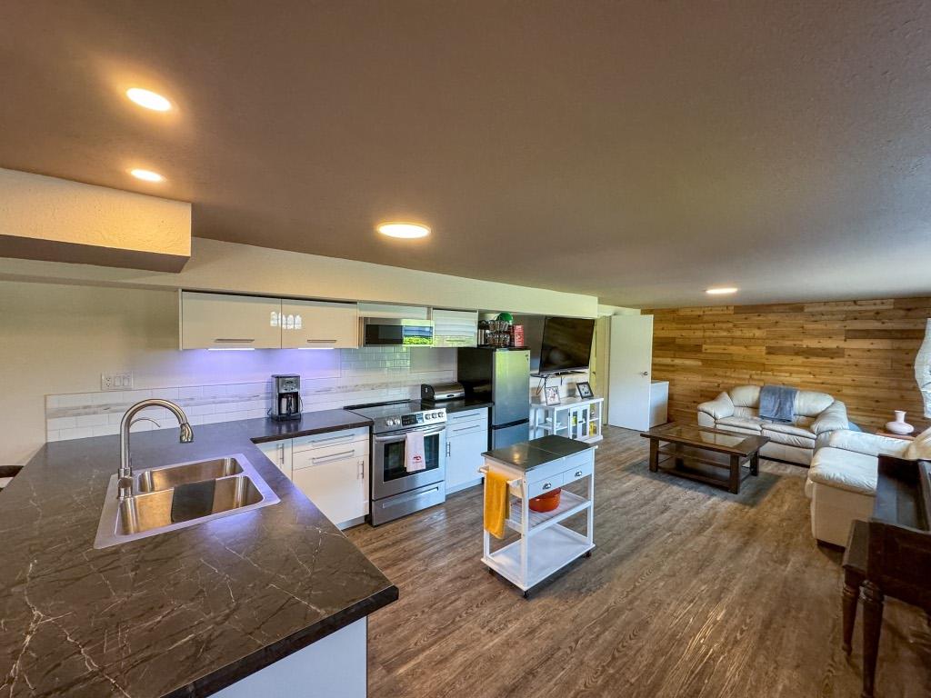 4609 41St Street, Osoyoos, BC - Indoor Photo Showing Kitchen With Double Sink