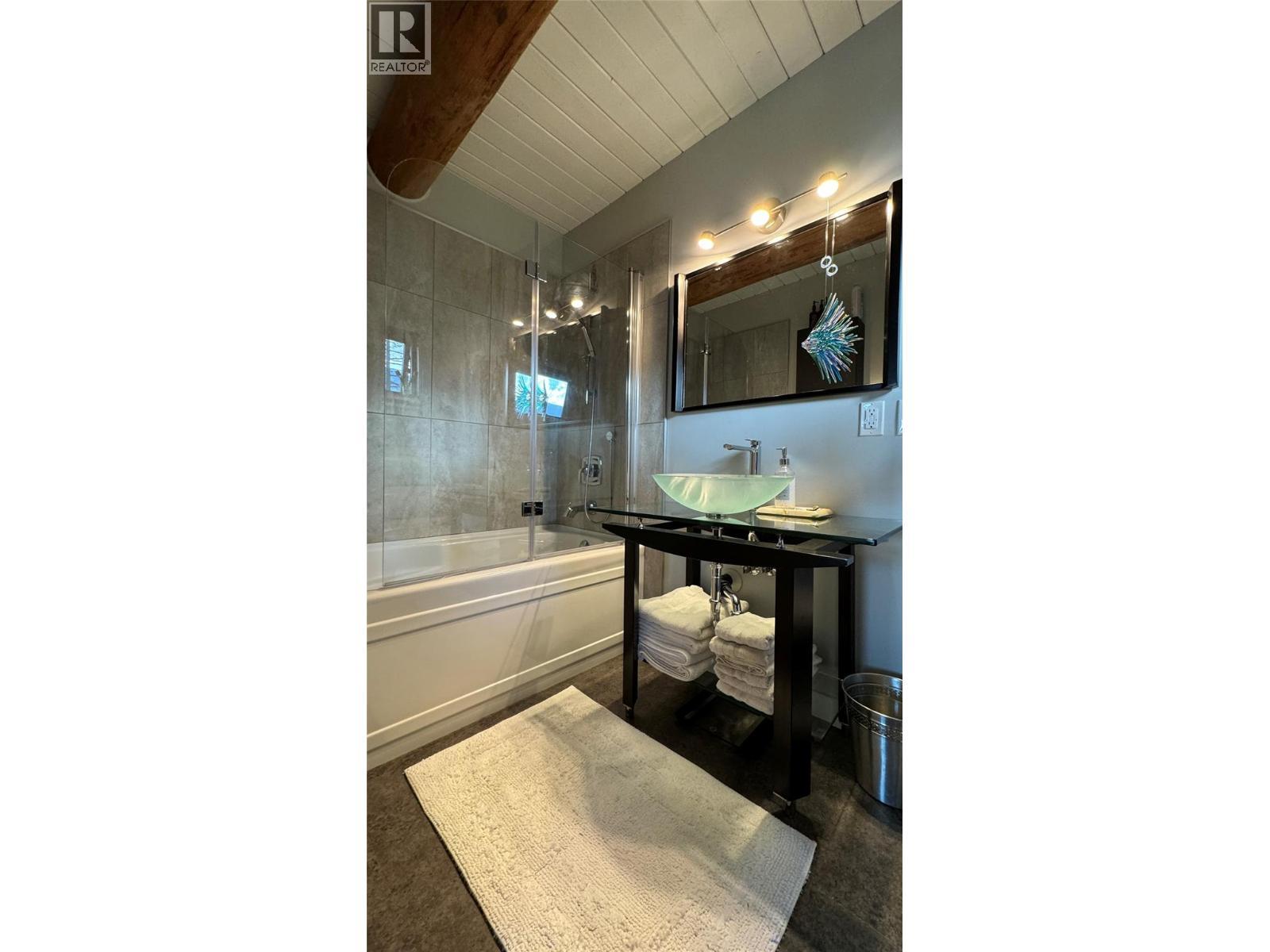 4258 31 Highway, Ainsworth, BC - Indoor Photo Showing Bathroom