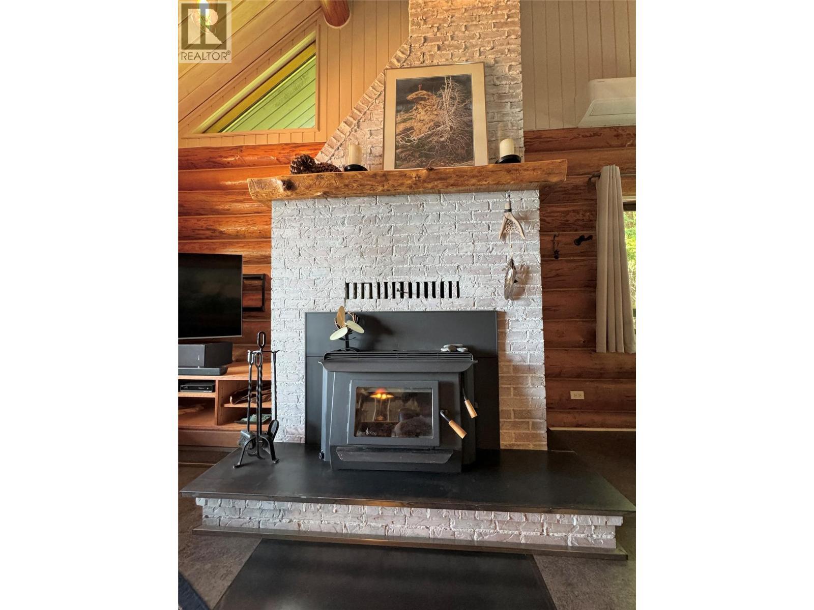 4258 31 Highway, Ainsworth, BC - Indoor Photo Showing Living Room With Fireplace
