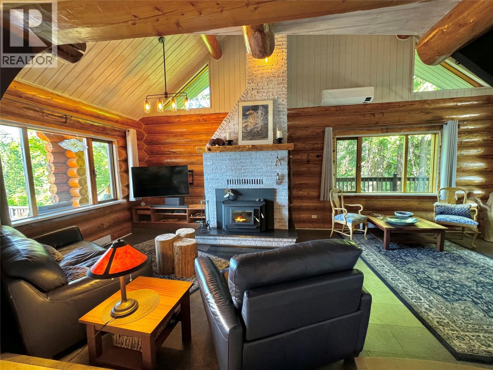 4258 31 Highway, Ainsworth, BC - Indoor Photo Showing Living Room With Fireplace