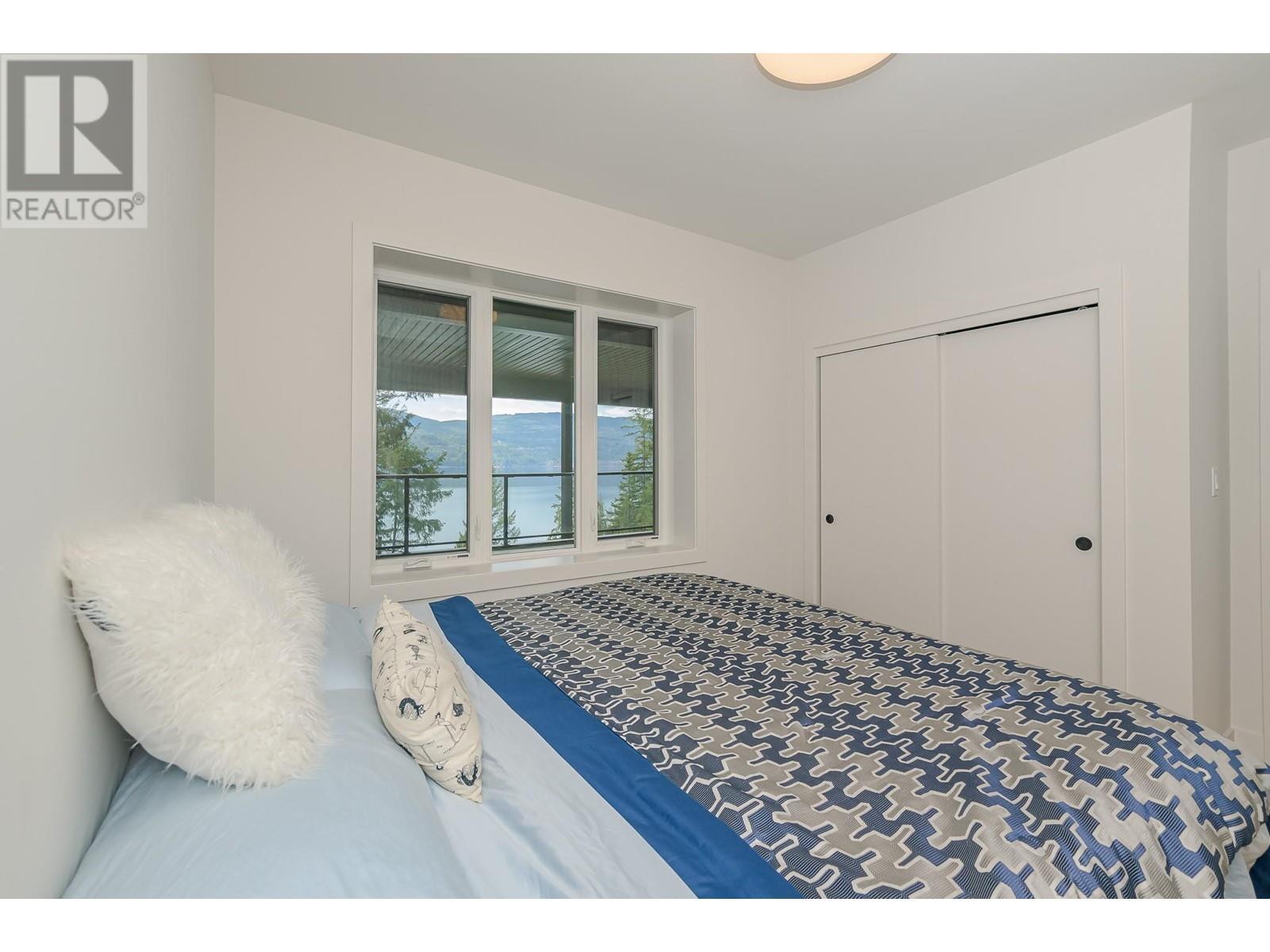 7750 Golf Course Road, Anglemont, BC - Indoor Photo Showing Bedroom