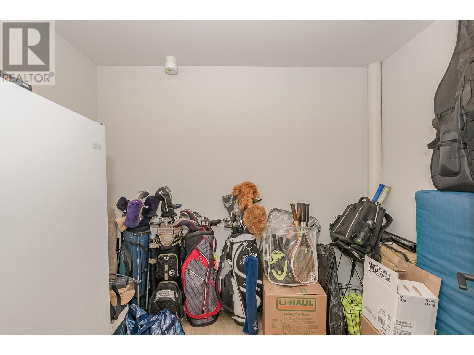 7750 Golf Course Road, Anglemont, BC - Indoor Photo Showing Other Room