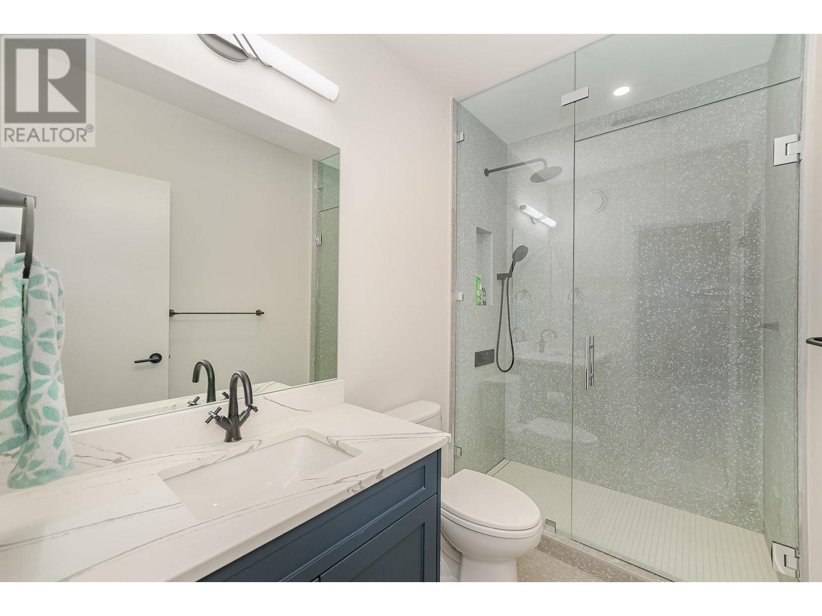7750 Golf Course Road, Anglemont, BC - Indoor Photo Showing Bathroom