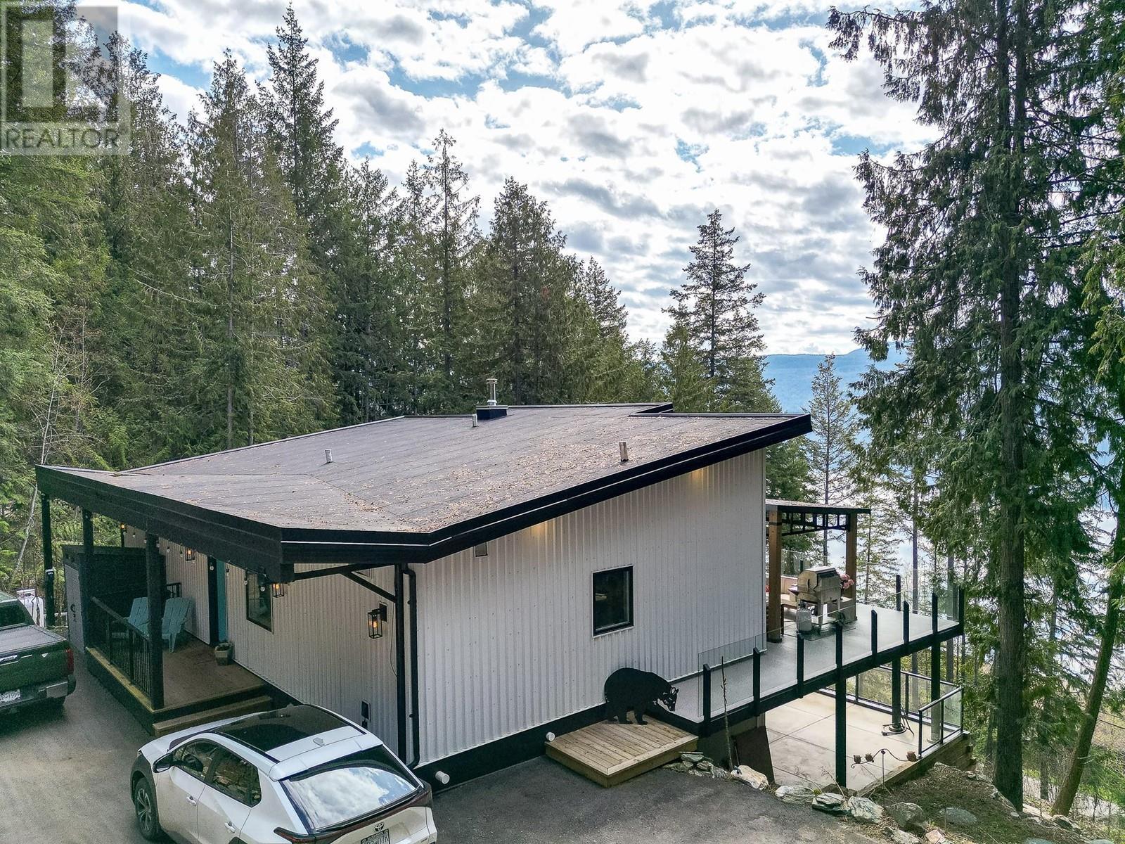 7750 Golf Course Road, Anglemont, BC - Outdoor