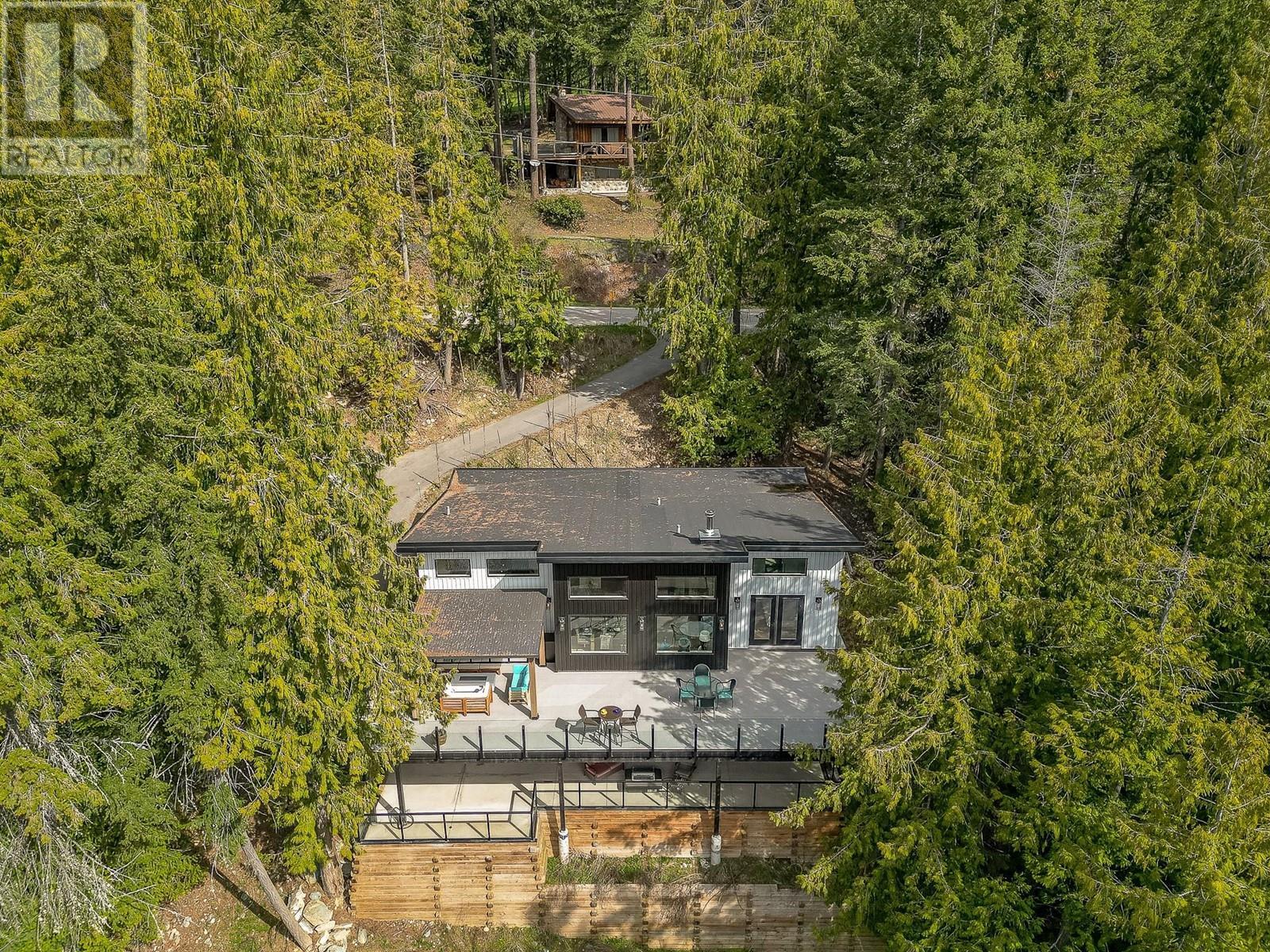 7750 Golf Course Road, Anglemont, BC - Outdoor