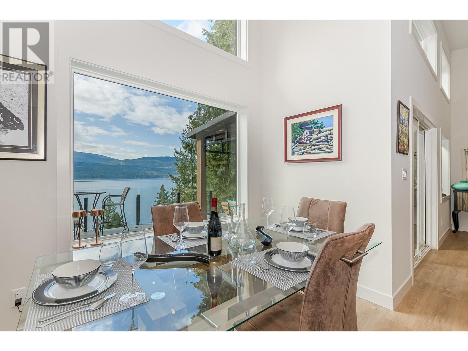 7750 Golf Course Road, Anglemont, BC - Indoor Photo Showing Dining Room