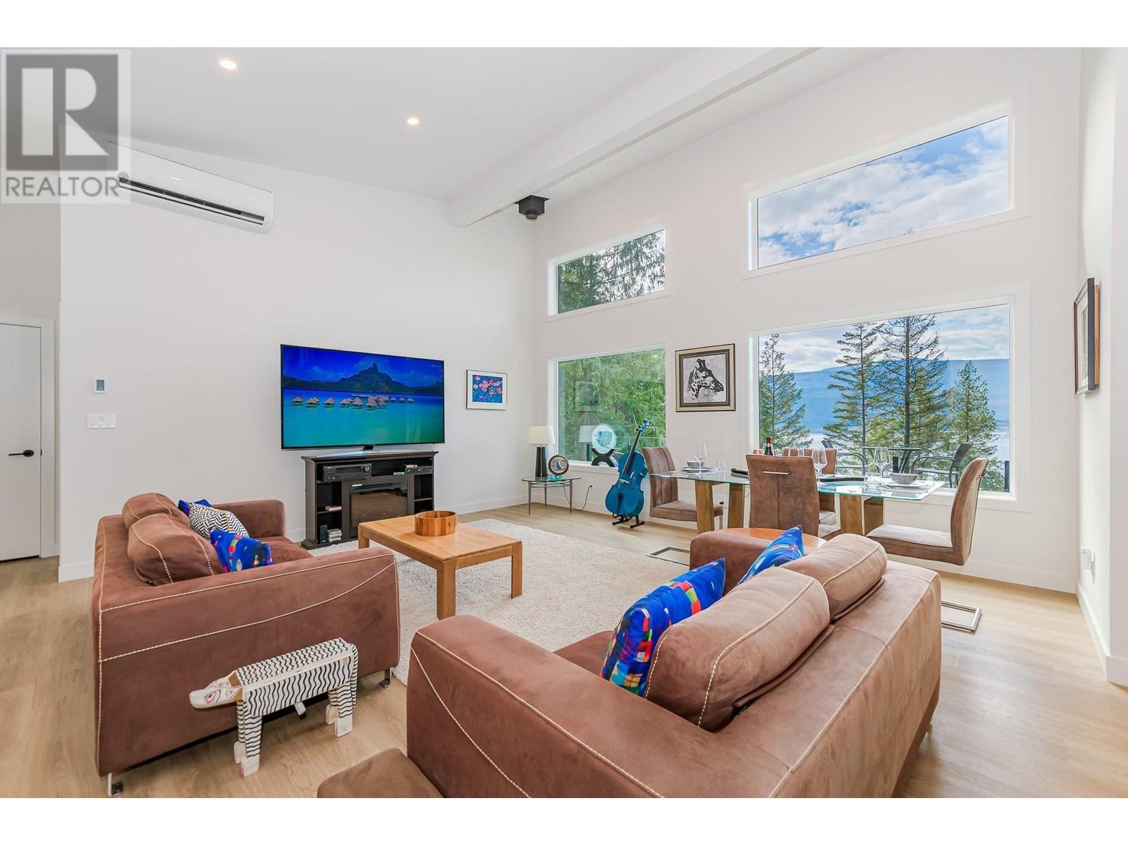 7750 Golf Course Road, Anglemont, BC - Indoor Photo Showing Living Room
