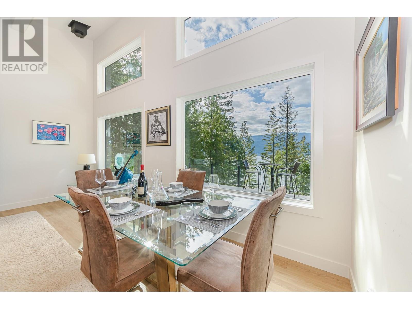 7750 Golf Course Road, Anglemont, BC - Indoor Photo Showing Dining Room