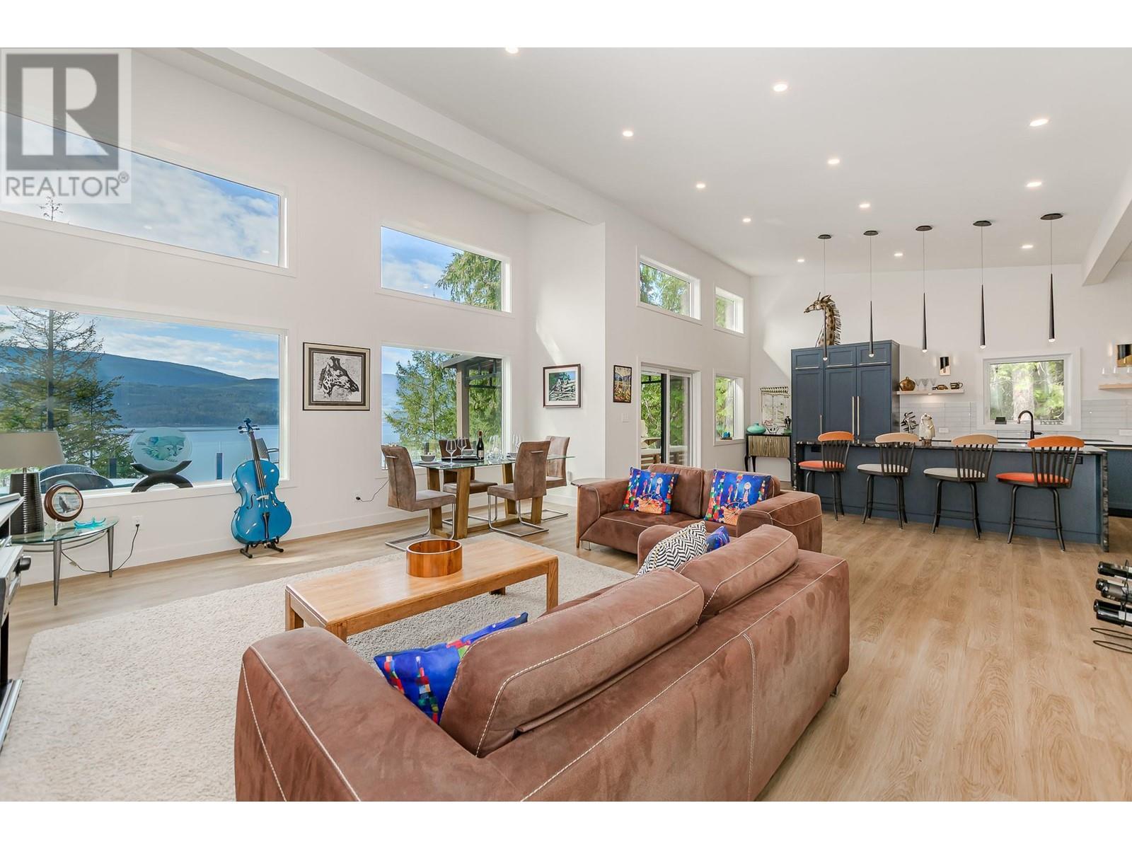 7750 Golf Course Road, Anglemont, BC - Indoor