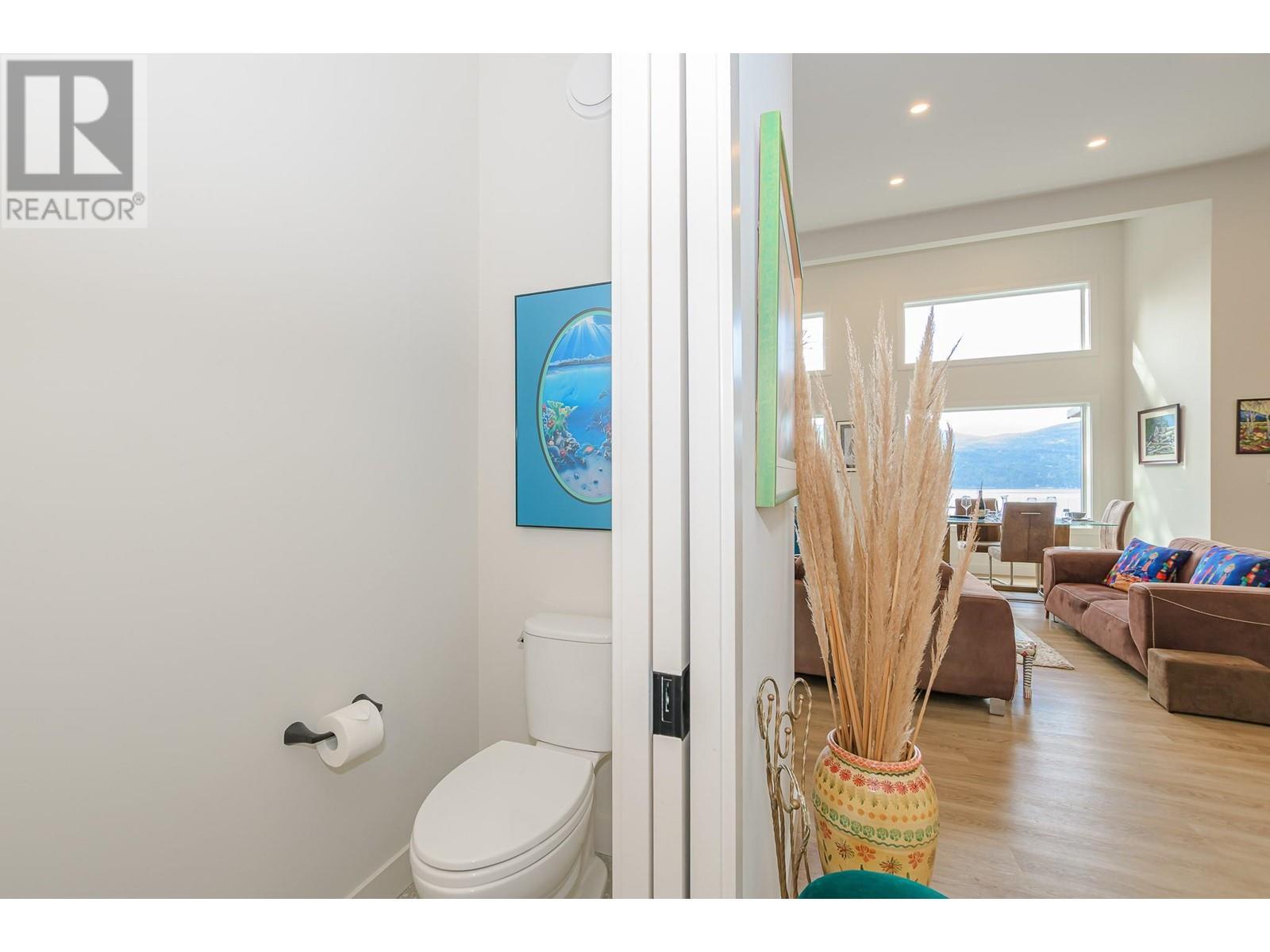 7750 Golf Course Road, Anglemont, BC - Indoor Photo Showing Bathroom