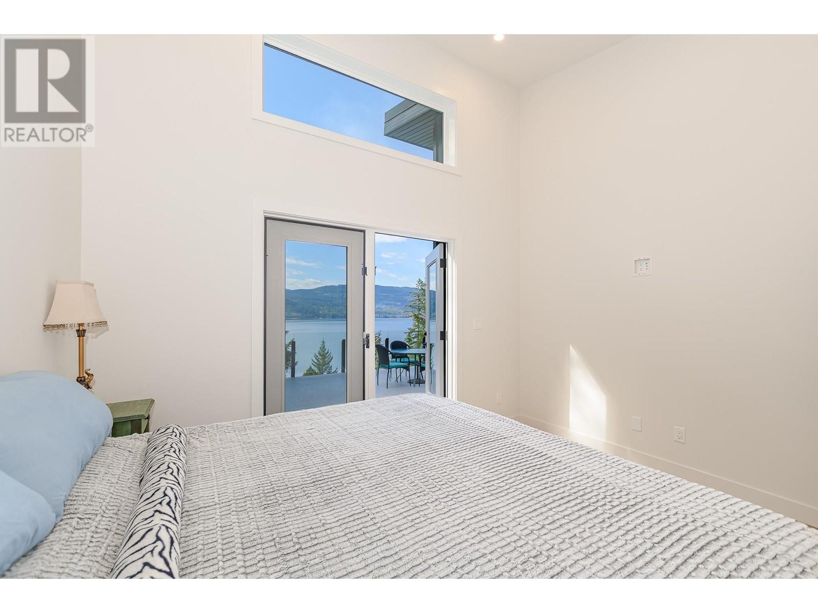 7750 Golf Course Road, Anglemont, BC - Indoor Photo Showing Bedroom